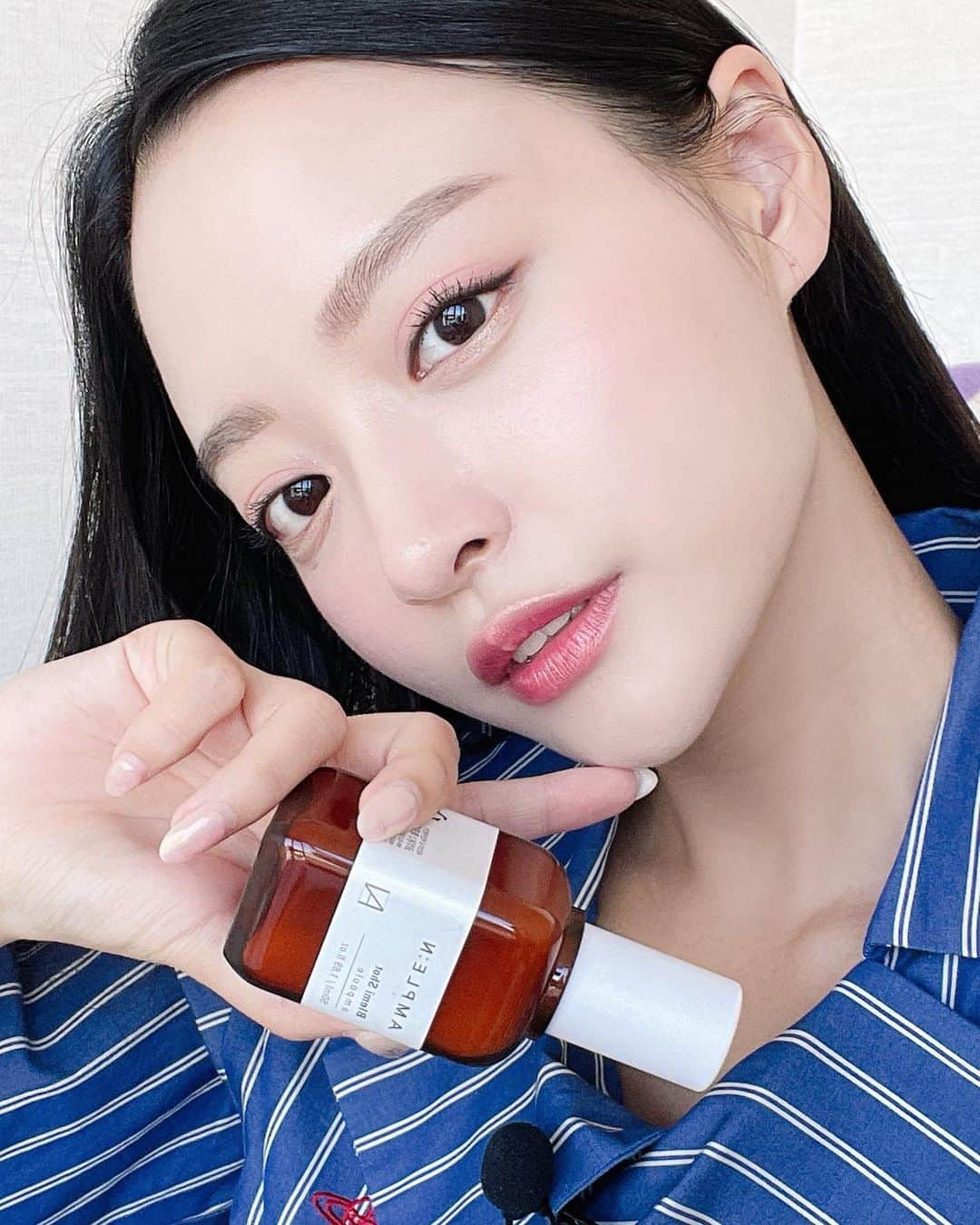 ᴅᴏᴜʙʟᴇsᴏᴜᴘのインスタグラム：「#광고  요즘 피부 황금기로 만들어준 제품 공개할게요! 바로 제가 2월부터 꾸준히 사용해온 앰플엔의 블레미샷 앰플이에요… 이거 진짜 찐템 … 진짜 찐이에요 ㅠㅠ 미백 기능성 제품이라고 해서 사용하기 시작했는데, 피부 잡티 옅어져서 얼굴 환하고 투명해보이는건 물론 파하, 라하 성분 들어가서 각질까지 케어해줘서 진짜 꾸준히 쓰면 깐달걀됨…🥚 이번주 토요일 9시에 찐 리뷰 영상 올라가니까 꼭 보러오세요!!!!  (간증 후기도 엄청 많움 ❤️✨) 안보면 진짜 손해니까 꼭 보러오세요!!!!!!!!!   #앰플엔 #블레미샷앰플 #앰플추천 #스킨케어추천 #미백앰플   @amplen_official_kr」