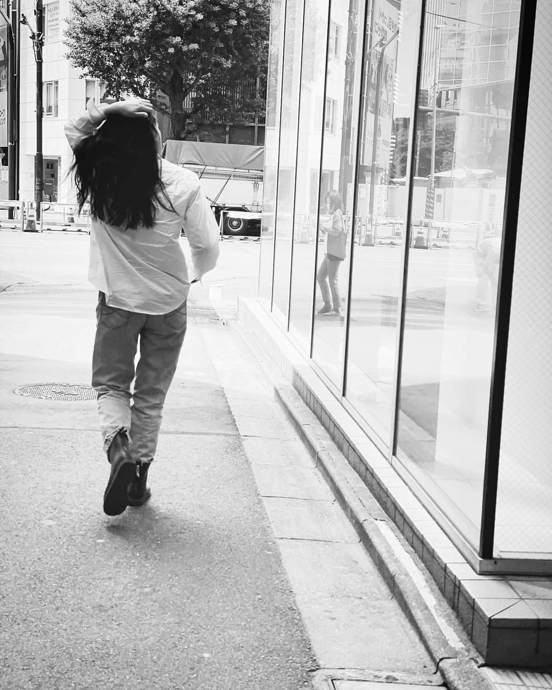 のインスタグラム：「レギュラーのナレーション録りが終わったところ、のオフショット📷 この日の私服はシンプルなデニムに白シャツ、ブーツ、でした。 #koyuki #offshot  #wordrobe  #denim  #shirts」