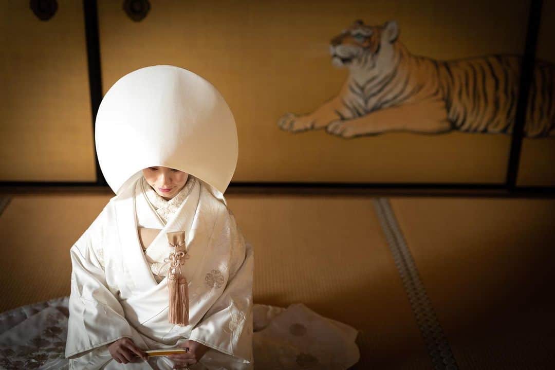のインスタグラム：「. 皆さん、沢山の祝福のコメント、 本当にありがとうございます🙇‍♀️💓 . 前撮りの時の写真を自己満投稿させてください。。。笑 . 白無垢はお母さんも着てる写真を見たことあって、 結婚したら白無垢は絶対着たいなぁ💭✨ と思ってました^^ わたぼうしも憧れだったので このカットもめちゃくちゃお気に入り🎶✊ . . . @enishi_photo_wedding  make up @hairmaketamu  photo @enishi_photo_wedding  . . #enishi #enishiphotowedding #weddingphoto」