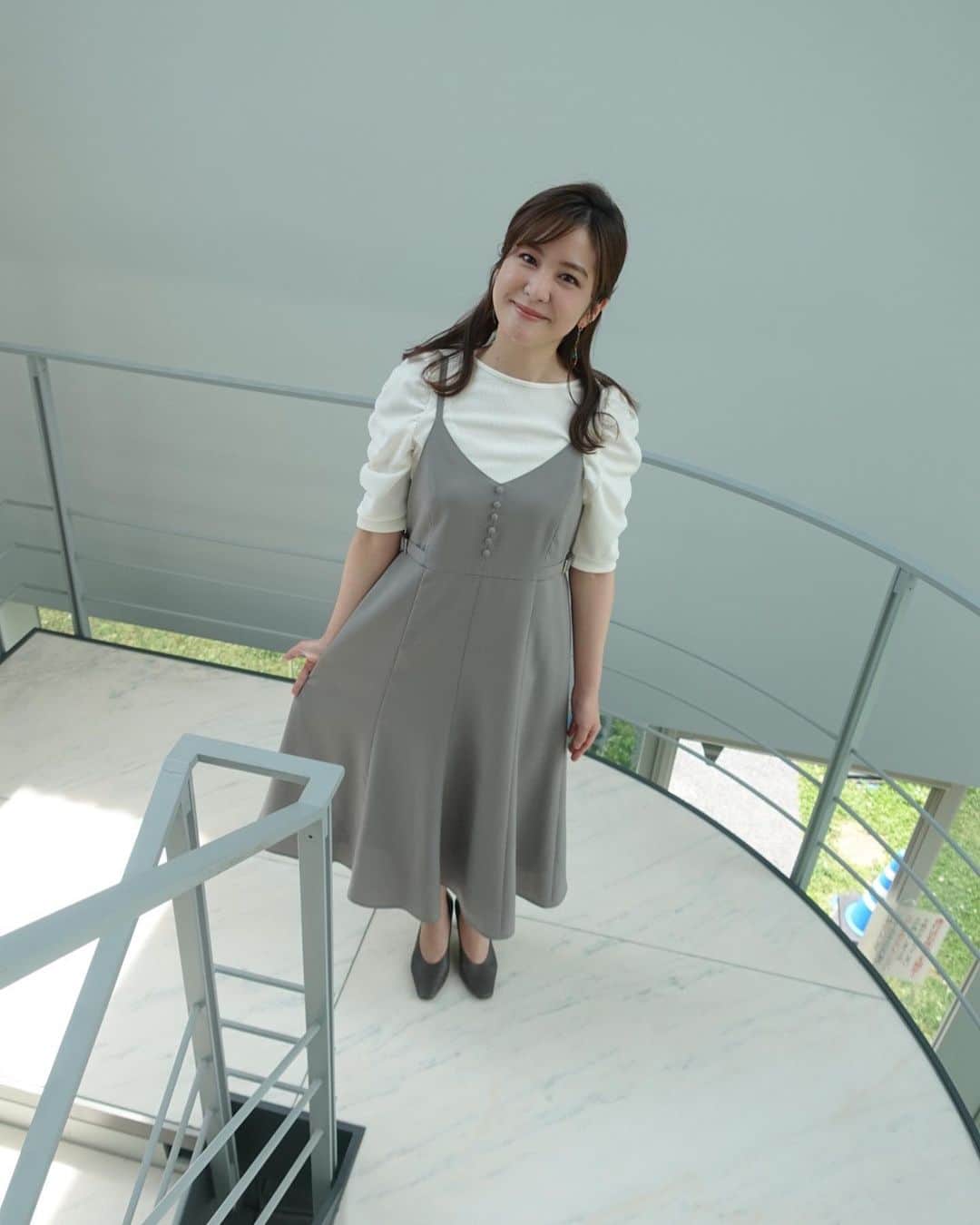 のインスタグラム：「. 先日、同期の紬ちゃんの愛犬 足袋ちゃんに会いました🐩 可愛すぎて可愛すぎて…ファンです🫶推しです。 それからというもの、疲れた時はたびちゃんの写真に癒されてます🥹✨ . 最近の #ワイドスクランブル　衣装👗 1枚目 ブラウス･ワンピース @anysis_official アクセサリー @ete_official  2.3枚目 @anysis_official アクセサリー @matildarose_official  4.5枚目 ブラウス @m_maglie_le_cassetto_official スカート @supericloset_ined_official アクセサリー @matildarose_official  6.7枚目 ワンピース @anysis_official アクセサリー @matildarose_official #アナウンサー#衣装#ootd #fashion #初夏コーデ #아나운서」
