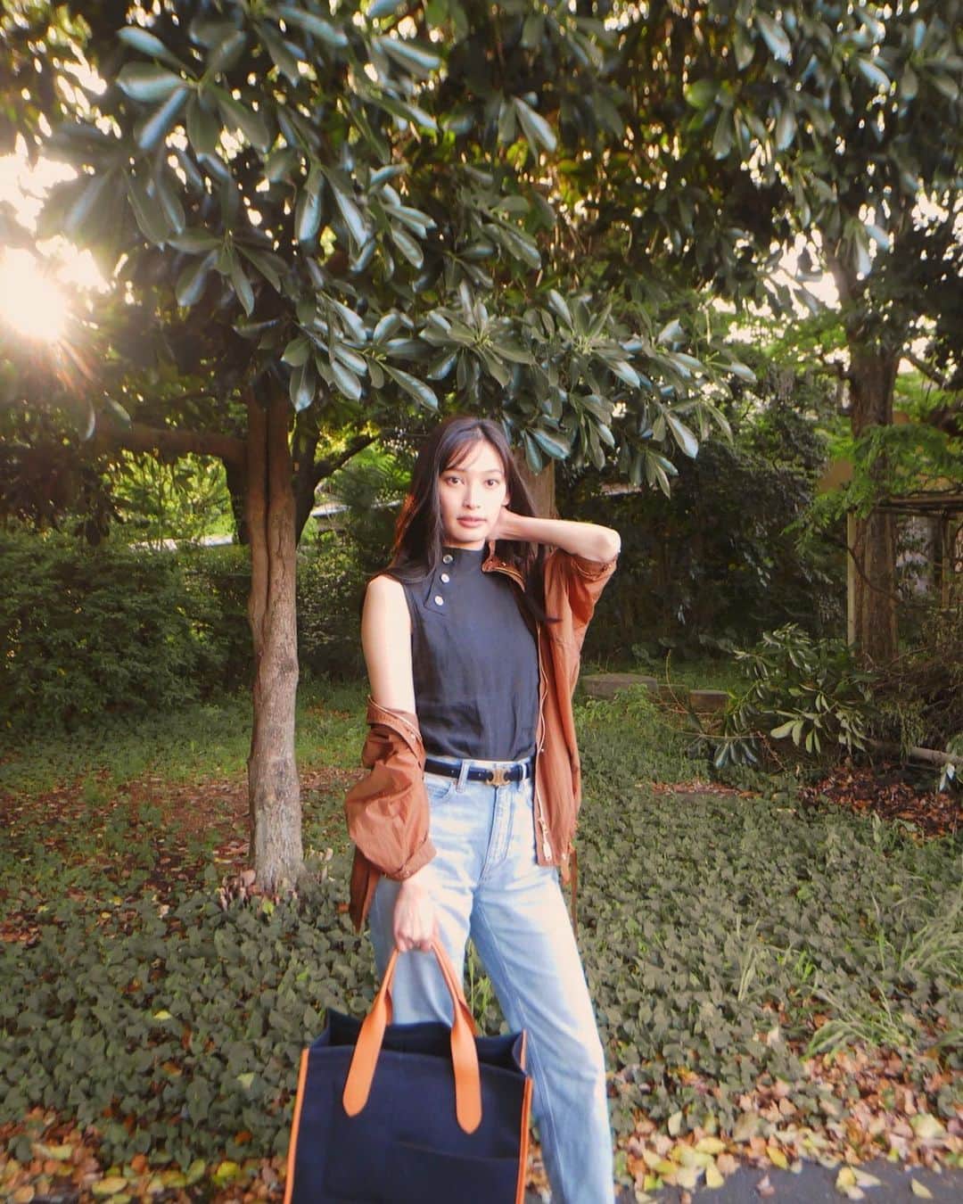 大政絢のインスタグラム：「#今日の絢服  tops @intimite_onemile  denim @celine  blouson @woolrich  bag @jandmdavidson   Preciousの撮影でも着ていたウールリッチのブルゾンがこの時期色んな着方ができ上品で🧡」
