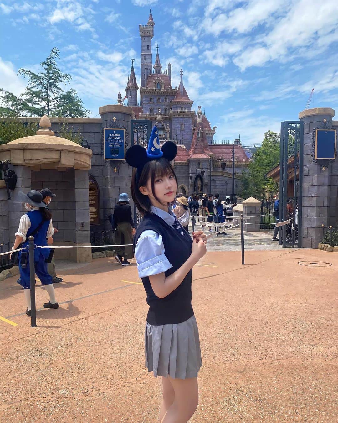 猫田あしゅのインスタグラム：「制服ディズニー💙🐭 . #disney #disneyland #tokyodisneyland #制服ディズニー  #制服コーデ  #制服  #ショートヘア  #東京ディズニーランド  #ディズニーランド  #schoolgirl  #japanesegirl  #cosplay #cosplayer #cosplaygirl #コスプレイヤー  #コスプレイヤー自画撮り部  #コスプレ女子  #selfie  #make #influencer  #model  #cosme #fashion #モデル」