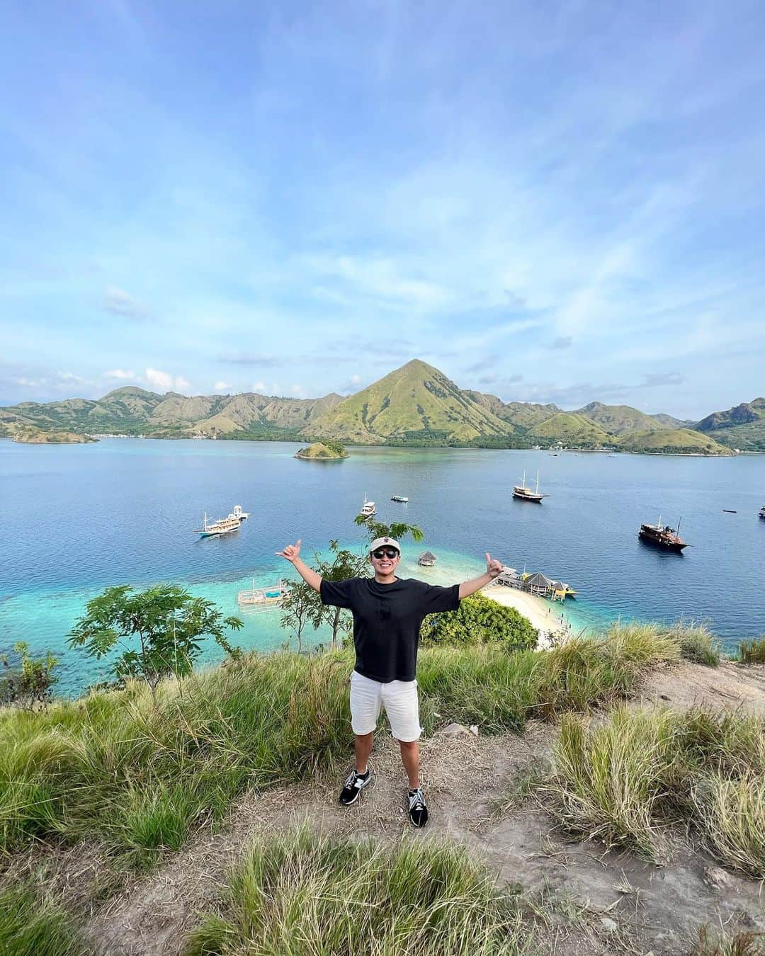 坂崎裕介さんのインスタグラム写真 - (坂崎裕介Instagram)「KELOR ISLAND 🏝 Pulau kecil tapi indah banget🫢 airnya lebih Bersih daripada pulau lain di jepang👏mungkin paling bersih di dunia ya😂🤣 LABUAN BAJO MANTAP🔥🔥  #labuanbajo #wasedaboys」5月12日 20時20分 - skzk_yusuke