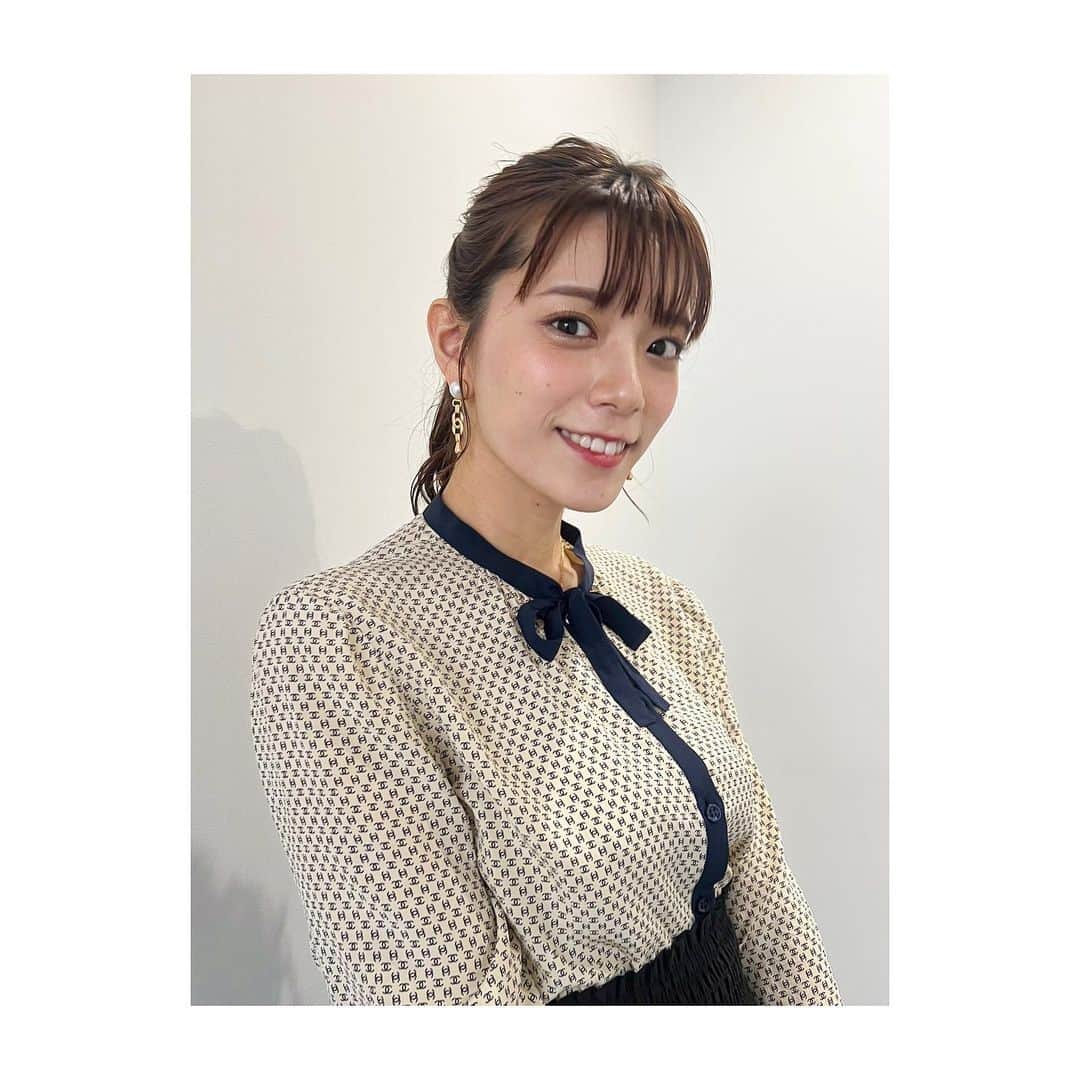のインスタグラム：「* この日つけていたピアス、お気に入りでした❤︎ パールとチェーンのデザインが甘くも辛くもあって 衣装にピッタリだったんです🫶🏻 衣装のブラウス、よくみると…👀‼︎ お高いお洋服をお借りすると背筋が伸びますね…🫢 いつもありがとうございます！ * #三谷の衣装#ootd#ootn#outfit#洋服#衣装#chanel#シャネル#ピアス#pierce#パール#パールピアス#チェーン#⛓#甘辛#chain#pearl#アクセサリー#ジュエリー#accessory#jewelry#テレビ朝日#アナウンサー#三谷紬」