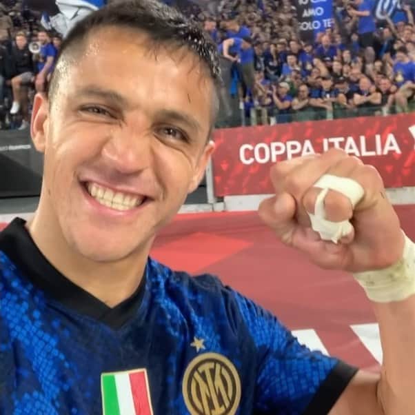 アレクシス・サンチェスのインスタグラム：「@inter  11 años tuvieron que pasar para poder ganar la COPPA ITALIA 🇮🇹 🏆 🇨🇱    ⚫️🔵 Ci sono voluti 11 anni per vincere la COPPA ITALIA 🇮🇹🏆」