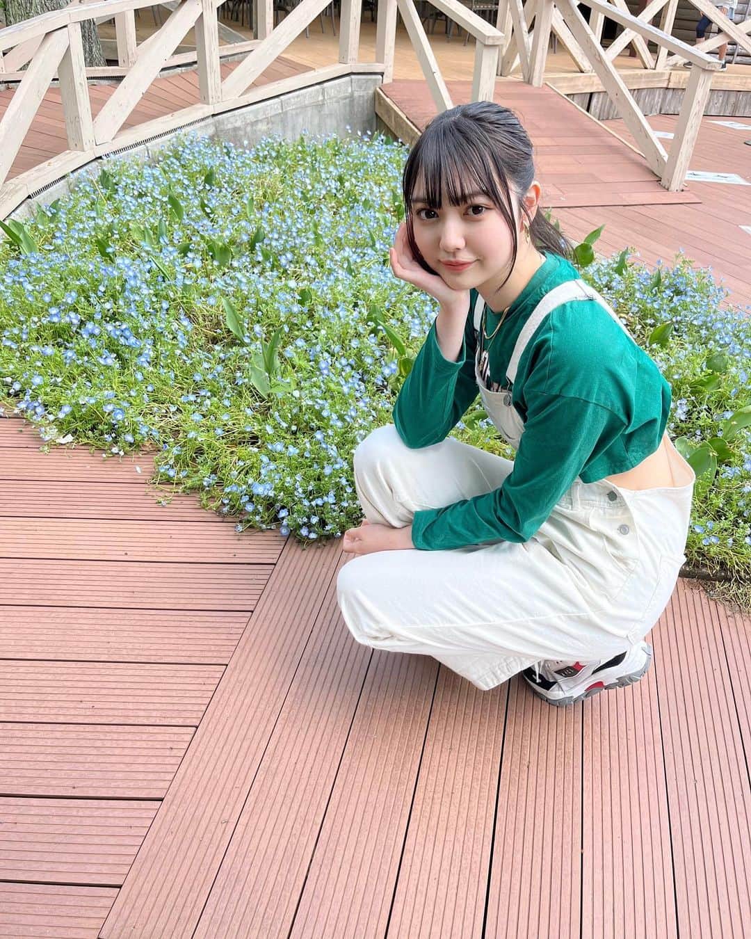 のインスタグラム：「・  最近雨ばっかりだな〜  もう梅雨(￣□￣)？！   #牧場  #オーバーオール  #オーバーオール女子  #06  #06년생  #0607students  #173cm  #15yearsold  #fashion  #fashionstyle  #japanesegirl  #ファッション  #コーデ  #ポニーテール  #高校生  #jk  #jk1  #fjk  #flowers  #makeup  #beauty #nature  #farm  #고등학생  #모델  #패션  #패션스타그램  #오오티디  #셀카 #ノーマルカメラ」