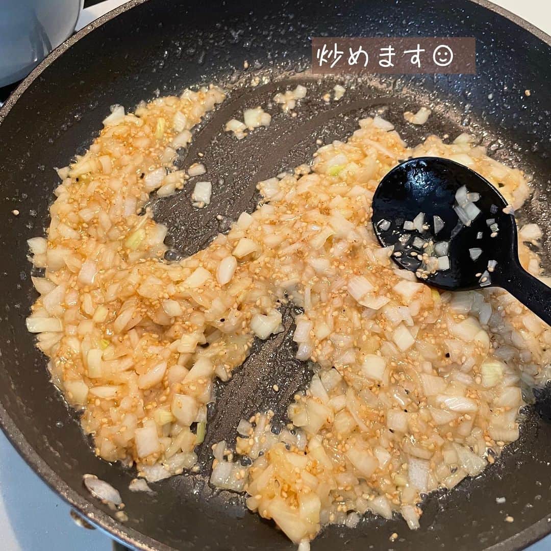 rinaさんのインスタグラム写真 - (rinaInstagram)「【レシピあり▷▶▷スワイプ】 #カリカリ豚ナスの塩玉ソース 。  もりもり食べられる✨ススムクン‼️  カリカリ豚とナスにたっぷりの玉ねぎソースが絶品なのです…！ナスは個人的好みでチョイスしてますが、キャベツやもやしを豚の後、玉ねぎの前にジャっと炒めてあげても美味しいです☺︎  ごはんにもお酒にも最高のおかずです、ぜひ！  ーーーーーーーーーー  2人分  •豚バラ肉…300gくらい •ナス…1､2本 •片栗粉…大2 •サラダ油…大1 ●玉ねぎ(粗みじん)…1/2個 ●鶏ガラ•にんにくチューブ•醤油…各小1 ●レモン汁…小2 ●砂糖…ひとつまみ ●白いりごま…大1 •黒胡椒、糸唐辛子…お好みで  ①豚は5cm長さに切り、ナスは横半分にしてからそれぞれ4つ割りにして一気に片栗粉をパフる。(ポリ袋)  ②フライパンにサラダ油を引いて①を焼く。ナスは皮目から！  ③豚がカリッとしたらひっくり返し、ナスは適度に返してカリッとさせる。  ④豚焼けたら適当にほぐして、盛り付ける。そのままのフライパンに●入れて炒め、肉ナスにかけて完成！お好みで黒胡椒、糸唐辛子トッピングでどうぞ。  ーーーーーーーーーー  今日もかんぱーい◎！  ．」5月12日 21時06分 - rina_kitchen