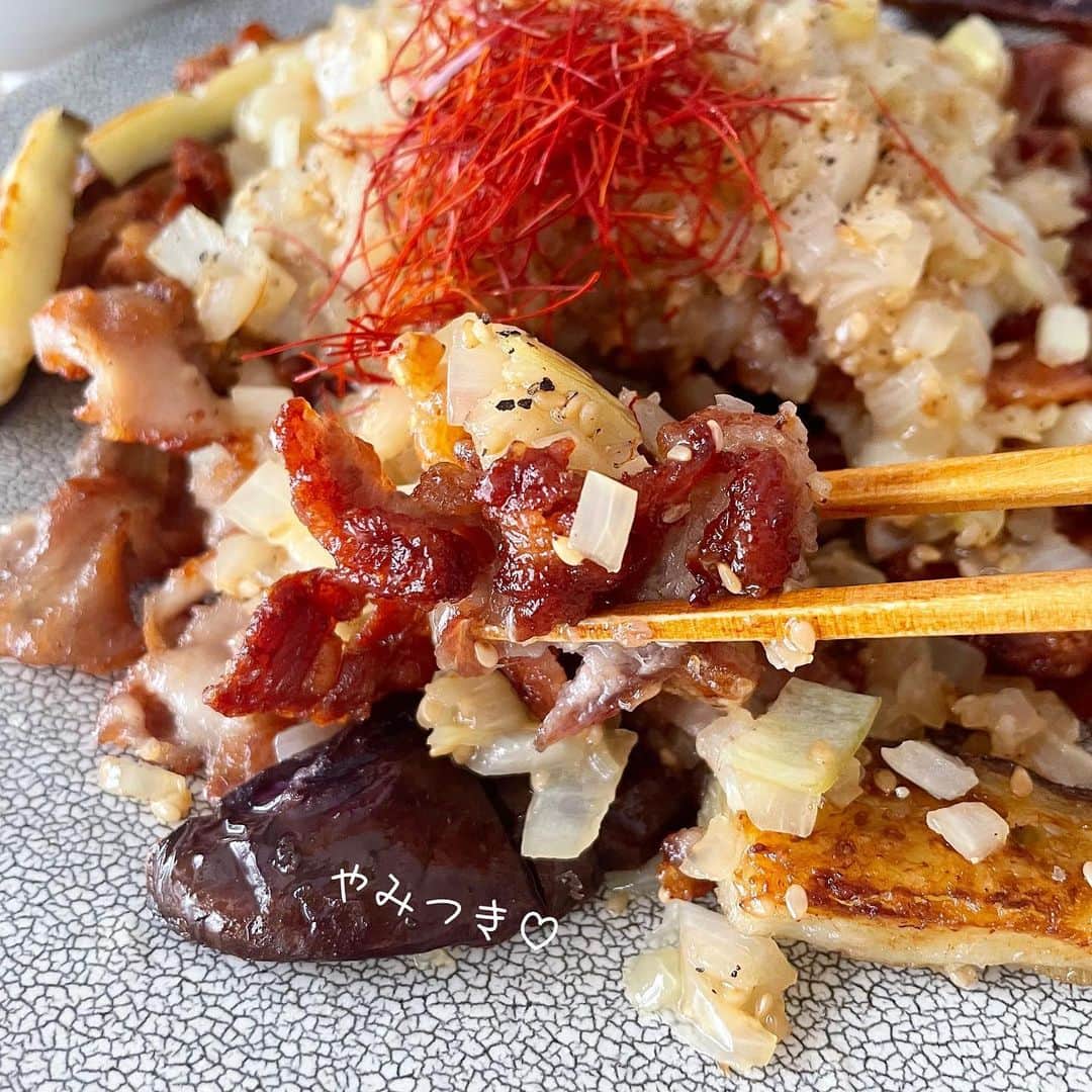 rinaさんのインスタグラム写真 - (rinaInstagram)「【レシピあり▷▶▷スワイプ】 #カリカリ豚ナスの塩玉ソース 。  もりもり食べられる✨ススムクン‼️  カリカリ豚とナスにたっぷりの玉ねぎソースが絶品なのです…！ナスは個人的好みでチョイスしてますが、キャベツやもやしを豚の後、玉ねぎの前にジャっと炒めてあげても美味しいです☺︎  ごはんにもお酒にも最高のおかずです、ぜひ！  ーーーーーーーーーー  2人分  •豚バラ肉…300gくらい •ナス…1､2本 •片栗粉…大2 •サラダ油…大1 ●玉ねぎ(粗みじん)…1/2個 ●鶏ガラ•にんにくチューブ•醤油…各小1 ●レモン汁…小2 ●砂糖…ひとつまみ ●白いりごま…大1 •黒胡椒、糸唐辛子…お好みで  ①豚は5cm長さに切り、ナスは横半分にしてからそれぞれ4つ割りにして一気に片栗粉をパフる。(ポリ袋)  ②フライパンにサラダ油を引いて①を焼く。ナスは皮目から！  ③豚がカリッとしたらひっくり返し、ナスは適度に返してカリッとさせる。  ④豚焼けたら適当にほぐして、盛り付ける。そのままのフライパンに●入れて炒め、肉ナスにかけて完成！お好みで黒胡椒、糸唐辛子トッピングでどうぞ。  ーーーーーーーーーー  今日もかんぱーい◎！  ．」5月12日 21時06分 - rina_kitchen