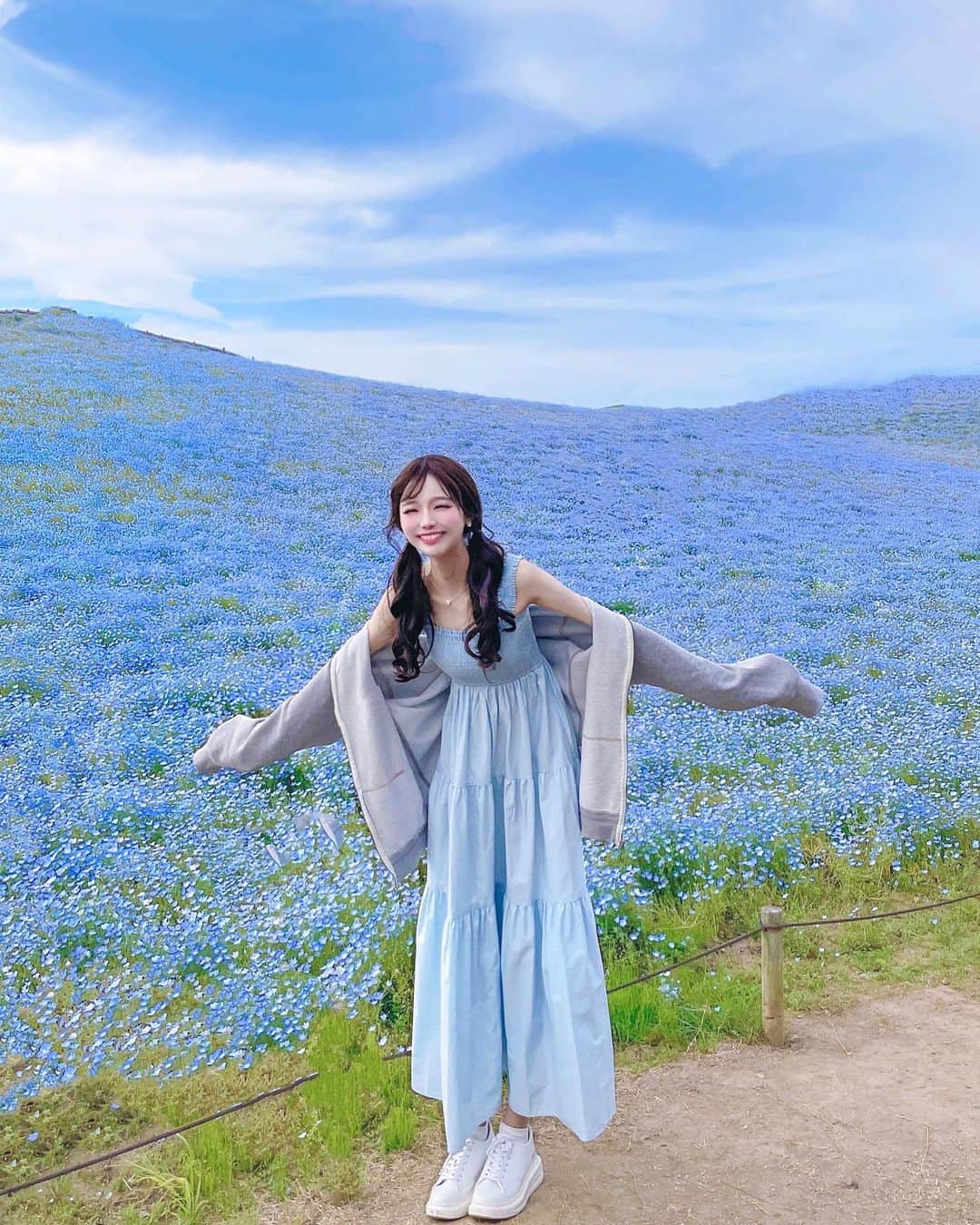 のインスタグラム：「💙💙💙一面ネモフィラ💙💙💙  見頃すぎのネモフィラだよ☺️笑  遊園地もあって1日楽しめた🤍🎠🎡🎢  #ネモフィラ #ネモフィラ畑 #ネモフィラブルー #ネモフィラ祭り #ひたち海浜公園 #国営ひたち海浜公園 #お花見 #お花畑 #お花見コーデ #お花畑コーデ #ブルー #ブルーカラー #ブルーコーデ #水色コーデ #水色系統 #水色向上委員会 #ツインテール #ツインテールアレンジ #ワンピースコーデ #夏服 #夏服コー」