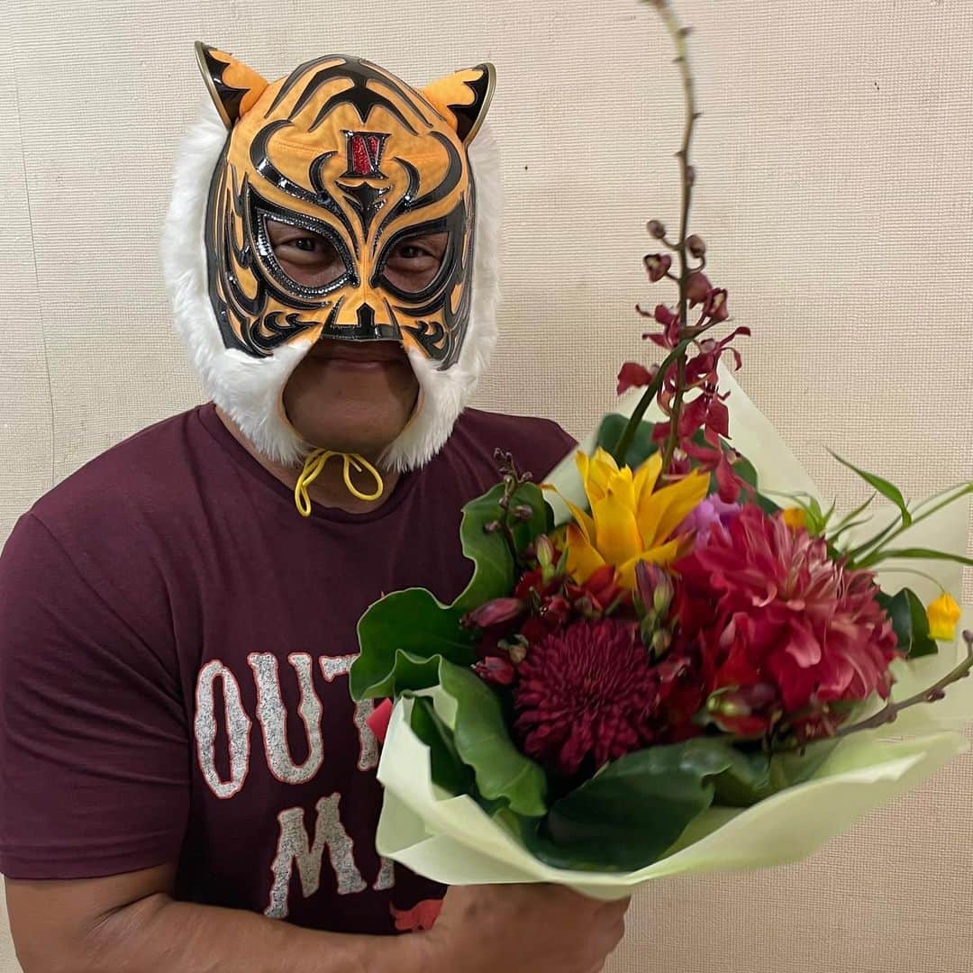 タイガーマスクのインスタグラム：「都内某所でとある撮影があり、終了後に花束を戴きました‼️ これもまた、情報解禁になったらすぐに紹介したいと思います😊 疲れた1日でしたが、楽しく仕事が出来た1日でした❗️ #タイガーマスク #tigermask #njpw #花束」