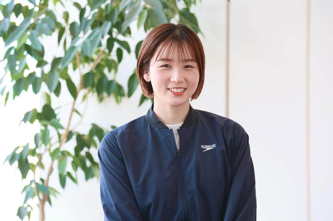 のインスタグラム：「#20220512  @speedo_japan とアドバイザリー契約をさせていただくことになりました。  中学生の頃からずっとspeedoの水着を着用させていただいて、引退後もこのように関わらせていただけること嬉しく思います🙇🏻‍♀️✨  よろしくお願いします。  宣材写真も撮っていただきました。オフショットの方が自分らしさが出てる気がするので載せます😂3枚目二重顎😂  楽しい撮影でした😊🙏🏼  #speedo #全部バランスボールに座ってます笑」