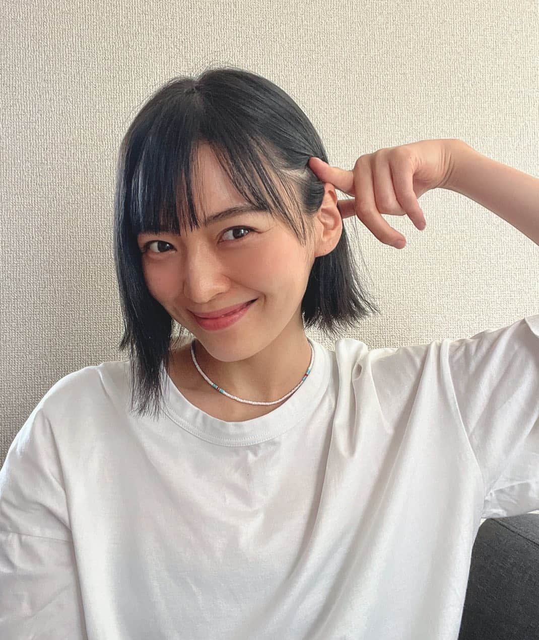 伊藤しほ乃のインスタグラム：「久々に髪を切りました✂️  髪が軽くなると身体全体も軽くなった気がして自然とスキップしちゃいます。  @ashera826 ありがとう！」