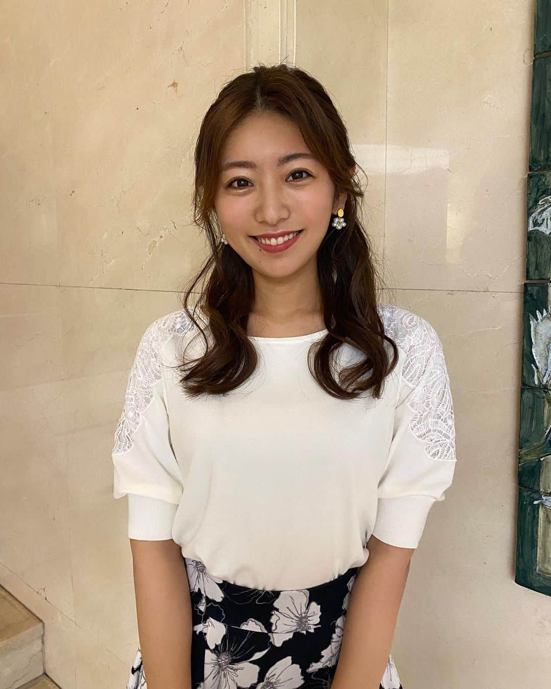 のインスタグラム：「👗 . #東京インフォメーション #衣装 ピアスとヒールが黄色のコーデ💛 モノトーンにこういう差し色するの好き🥰」