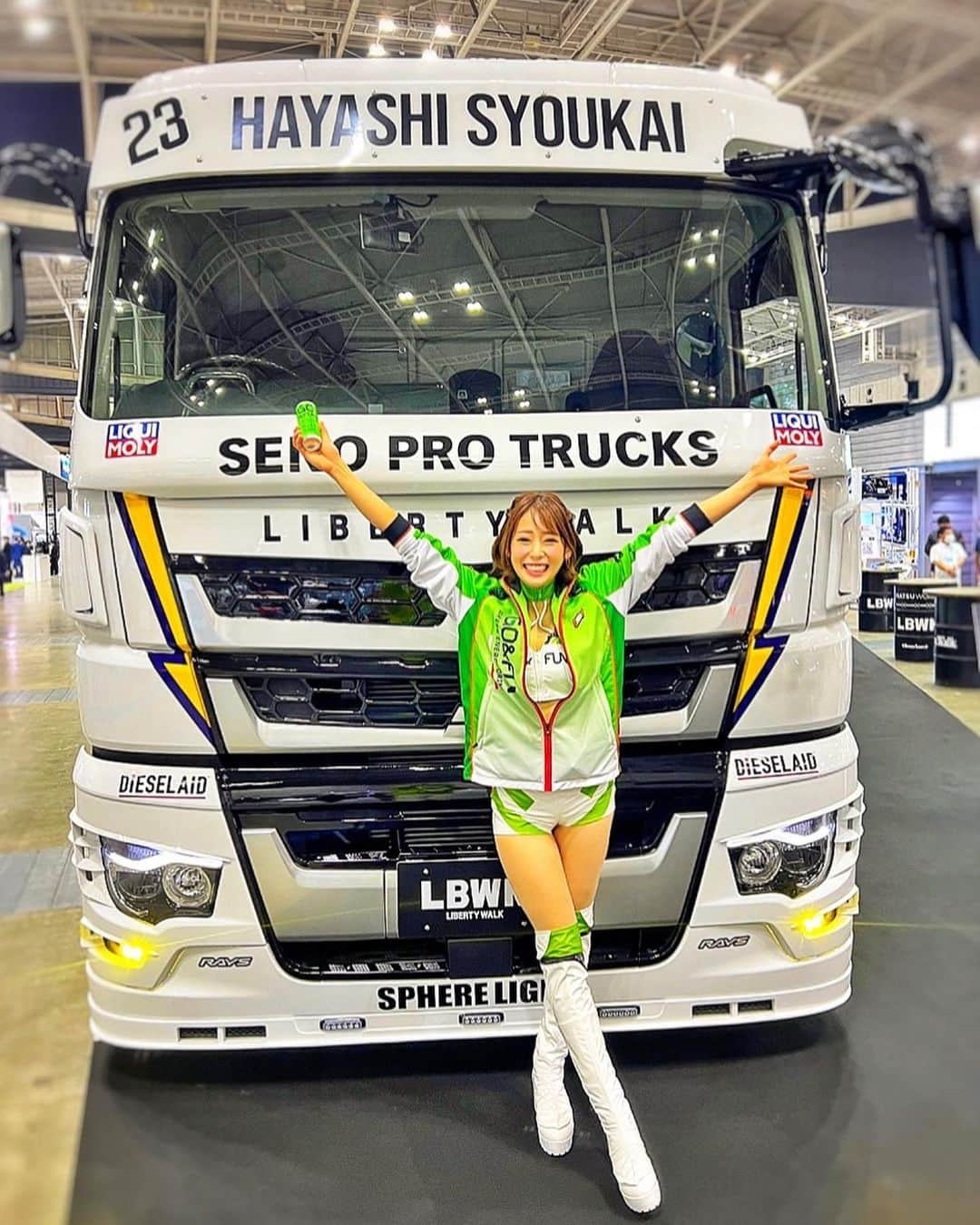 りほさんのインスタグラム写真 - (りほInstagram)「今日から3日間ジャパントラックショーです❤️🚚 12.13.14日パシフィコ横浜でやってます！😍  LIBERTY WALKでGO&FUNも販売してます💚😆一般からでも入れるのでみんな遊びに来てくださいっ💕☺️  めちゃでかい車いっぱいなのだよ〜😍でかすぎてテンション上がる❤️😍笑トラックってこんなにでかいのね！🤩  トラックって今までじっくり見る機会なかったけどいざ見てみるとおもろい❤️😆いろんな機能がついてるトラックがたくさんあってびっくり✨😳  車もいろんなクルマがあって楽しい💕☺️  #ジャパントラックショー #トラックショー　#truck #Libertywalk #リバティーウォーク #lbwk #トラック女子 #パシフィコ横浜 #車好き　#車好女子　#trucklife #大型車　#キャンギャル　#gofun #goandfun #エナジードリンク　#energydrink #cargirl #マニュアル女子　#natural #乗り物好き #車好きな人と繋がりたい　#運転好き」5月12日 21時52分 - ri1ho