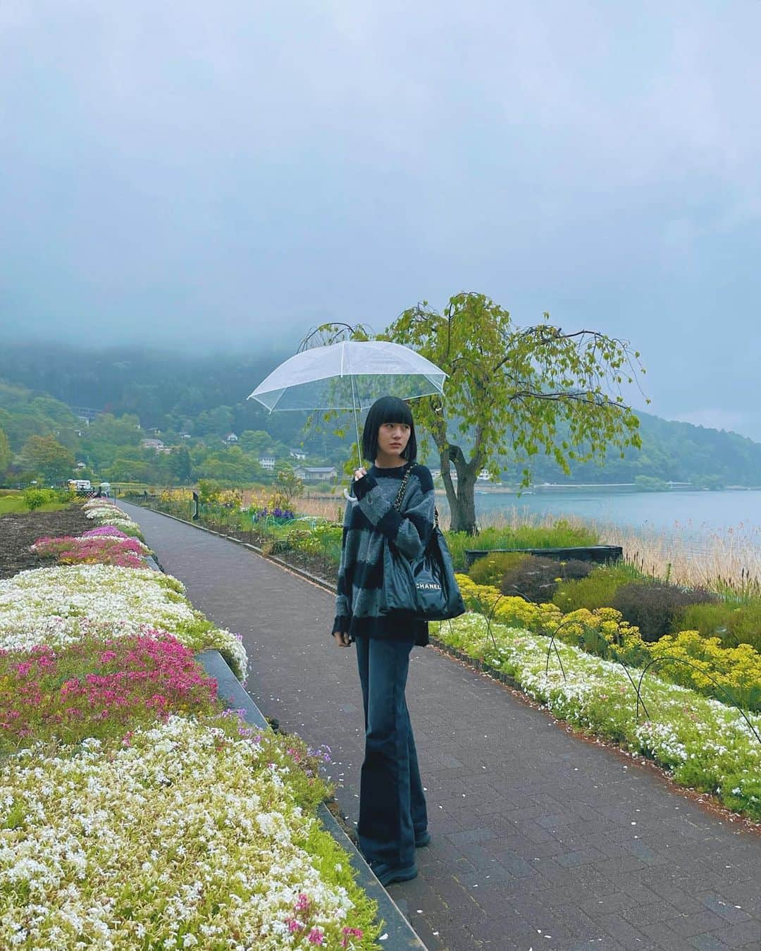 新井貴子のインスタグラム：「Lovely rainy day ☔︎  🪷🌿🌼🪵🌫 #傘小さめ」