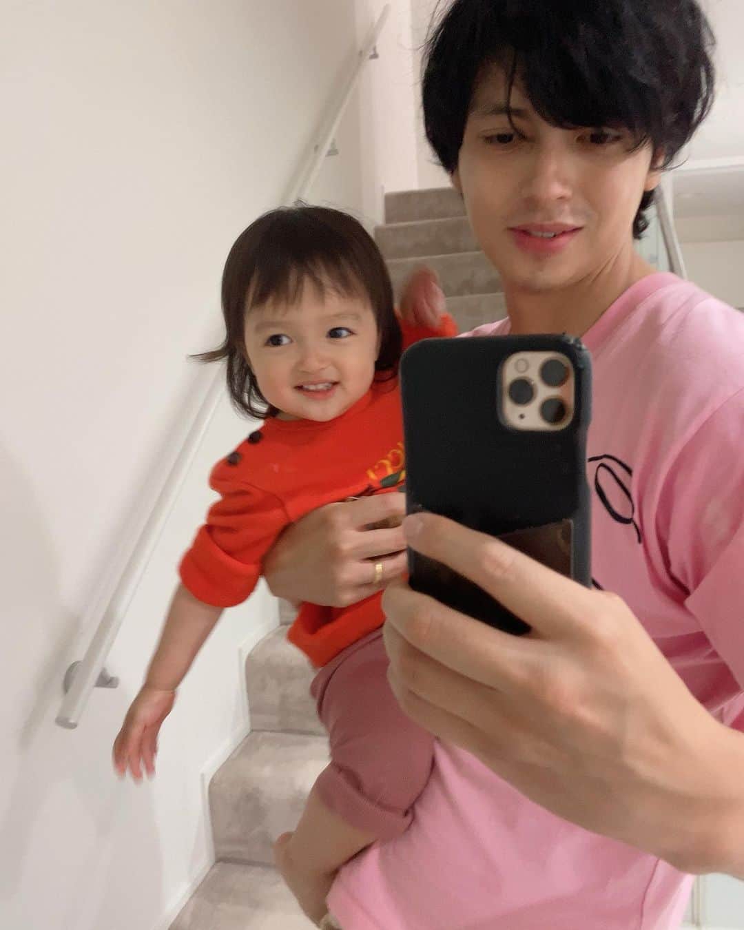 アレクサンダーのインスタグラム：「美人ちゃんとハイチーズ🧀  だんだんわんぱくになってます🤨  でもダディーにずっと甘えん坊してきてくれて嬉しいぞ😛❤️👌  #抱っこ #抱っこしないとイヤイヤな美人ちゃん」