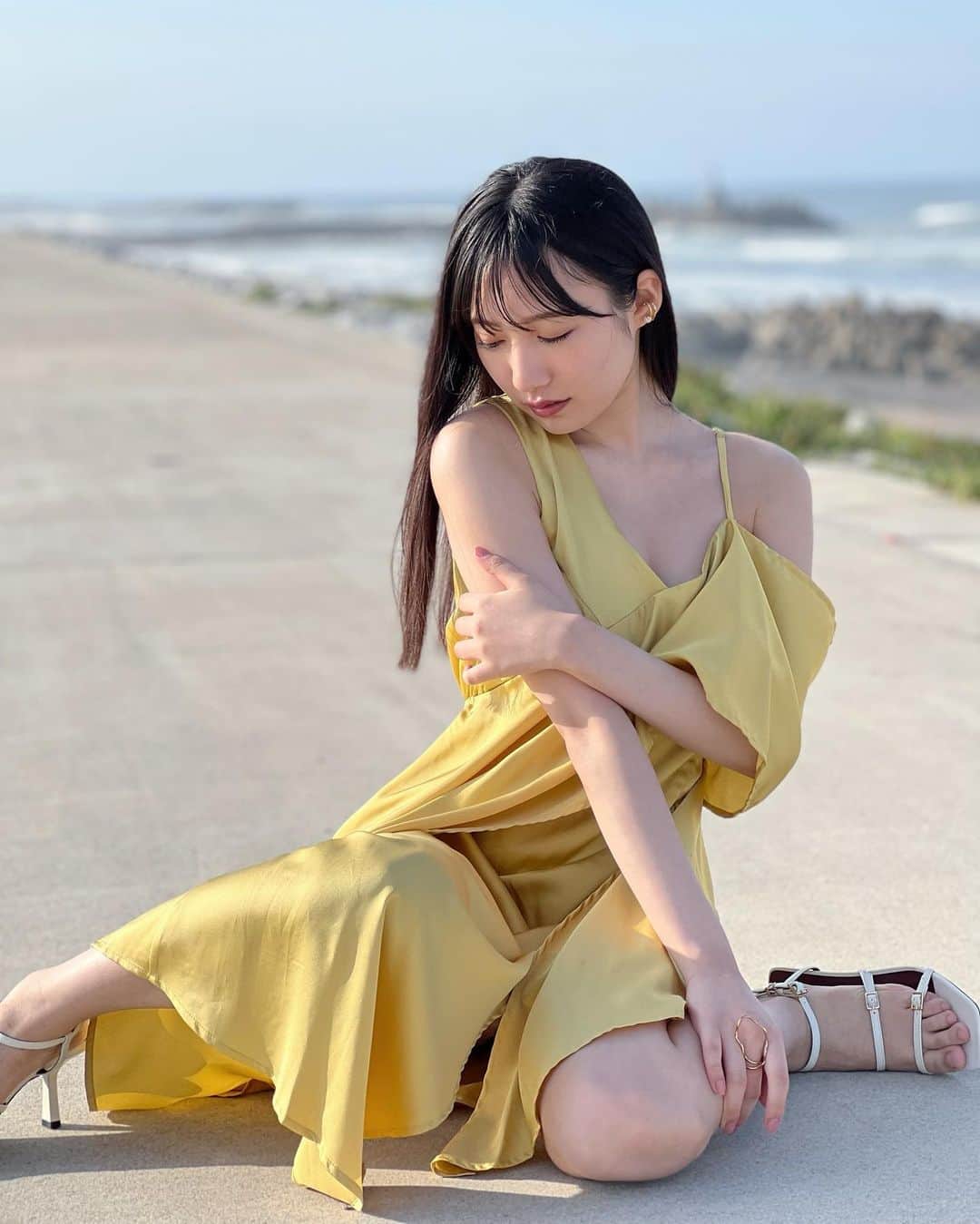 のインスタグラム：「黄色ワンピ👗 ⁡ ⁡ この黄色のワンピース、デザインがアシンメトリーでめっちゃ可愛いの〜…！ たくさん撮影してもらったのでまたいっぱい載せます！ ⁡ ⁡ 今日はTwitterたくさん投稿したので見てね☺️ おやすみなさい〜 ⁡ ⁡ ⁡ #黄色ワンピ #ゼロイチファミリア #横野すみれ #ポートレート #📸」