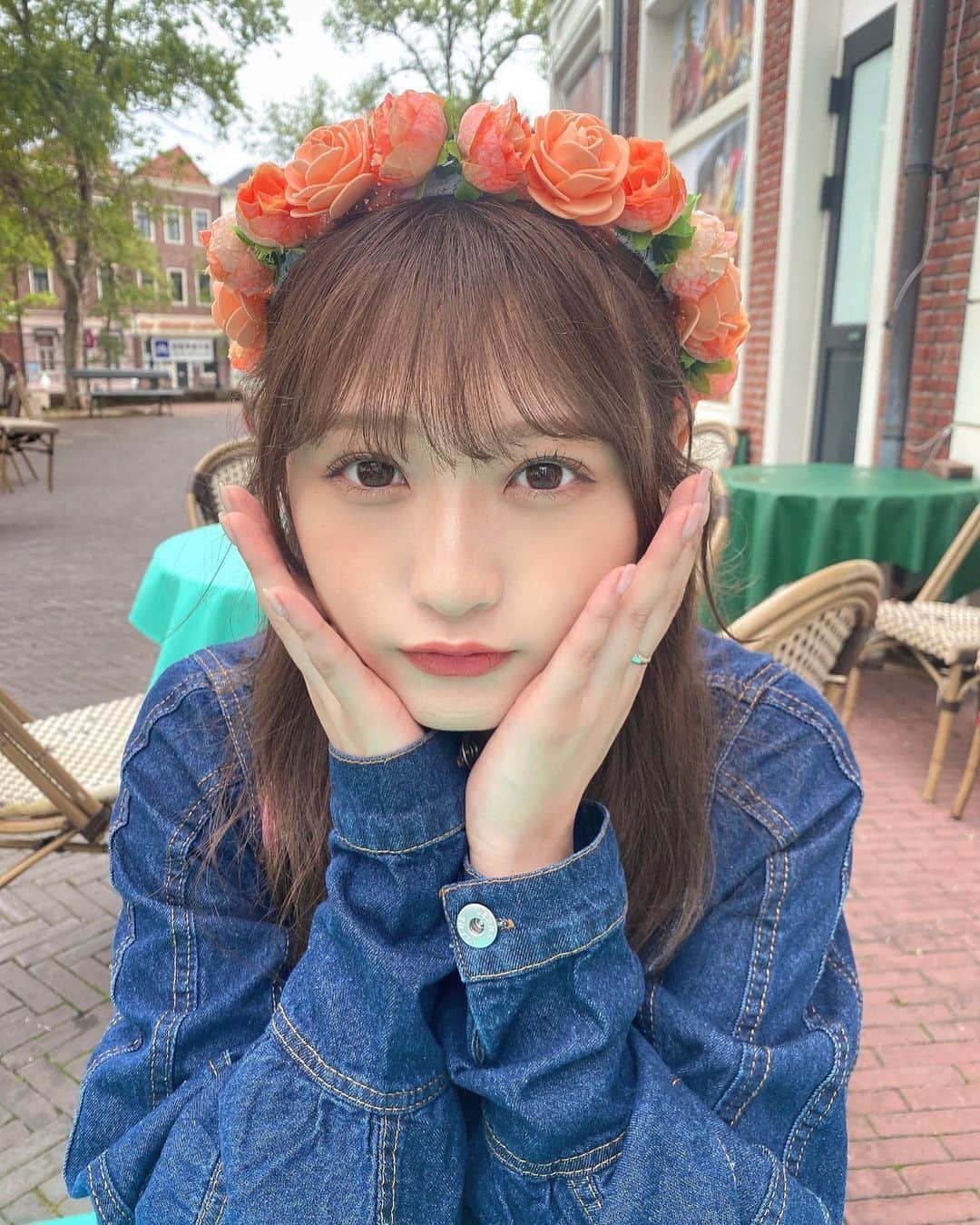のインスタグラム：「湿気で前髪ぽやぽや😮‍💨  九州LOVEWalkerさんと HKT48公式YouTubeの撮影で アンバサダーにも就任した ハウステンボスへ 🌹❤︎  6/30発売です☺︎  YouTubeもお楽しみに📷  #ハウステンボス #ハウステンボス最高かよプロジェクト」