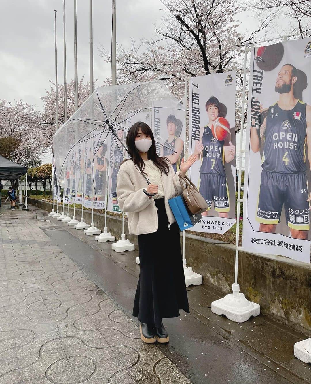 関根ささらさんのインスタグラム写真 - (関根ささらInstagram)「かなりの時差投稿ですが、#群馬クレインサンダーズ 戦に行った時の写真⛹️‍♂️🏀 . . 私がMCを務める #Bリーグ 応援番組『#BMYHERO!』に、私がバスケ少女だった頃から日本バスケットボール界を牽引し続けている #五十嵐圭 選手が出演して下さった際に、「群馬にはいい温泉もあるし旅行がてらぜひ群馬の試合を見に来てください！」とメッセージを残してくださったのですが……🎈皆さん覚えてるかな？🌸 . . レジェンド圭様のその言葉をまっすぐにしっかりと受け取り、先日母と【 #伊香保温泉 ＆群馬ホームゲームで五十嵐圭選手を拝むための親孝行旅♨️】を敢行しました🚖🌈  番組出演直前に五十嵐選手が出てくださるから…と家で #バスケットLIVE を見ていたらすっかりファンになってしまった母へのプレゼント旅行です🎁 . . . . この日は全て母への日頃の感謝とお誕生日＆昇進のお祝いのための旅行だったので贅沢をしよう！といことで、いいお宿はもちろん、試合のチケットもコートサイドのいい席を確保💗⛹️‍♂️アップ中の姿を見て母は大変喜んでおりました…！ . . この日の試合は #アルバルク東京 が勝利🔥 群馬も東京もバッチバチで見応えたっぷりの試合でした！母はバルヴィン選手の大きさにびっくりしてた！！！👏🏻👏🏻(バスケットボール選手、近くで見ると皆さん想像をはるかに超える背の高さ、体の大きさなのでびっくりするよね🙊🙊) . . サンダーズどら焼きのお土産や名物の唐揚げ丼も食べられた上に、この日はジャスティンキーナン選手のフィギュアも来場者プレゼントでいただけました✨ラッキー！！！👏🏻 . . いい試合も見れて、温泉も満喫して、母も喜んでくれて、、！最高に楽しんだ群馬旅行でした♡  来季も群馬行きたいなぁ💗🌈 . . . . #Bリーグ #bリーグ観戦 #バスケ観戦 #試合観戦 #スポーツ観戦 #伊香保 #群馬旅行 #群馬観光 #bleague #gunmacranethunders #basketball #太田市総合体育館」5月13日 0時14分 - sasarasekine