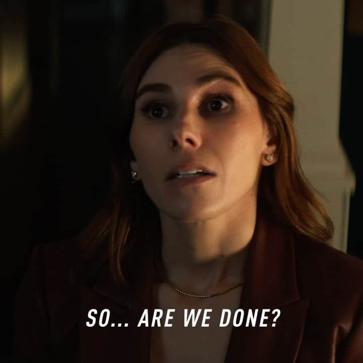 ゾージア・マメットのインスタグラム：「We are NOT done BUT there is a new episode out with a little something for everyone. Breakdowns, murder, explosions, secrets, Sharon Stone!! Grab the popcorn and buckle up 🍿🍿🍿 @flightattendantonmax」