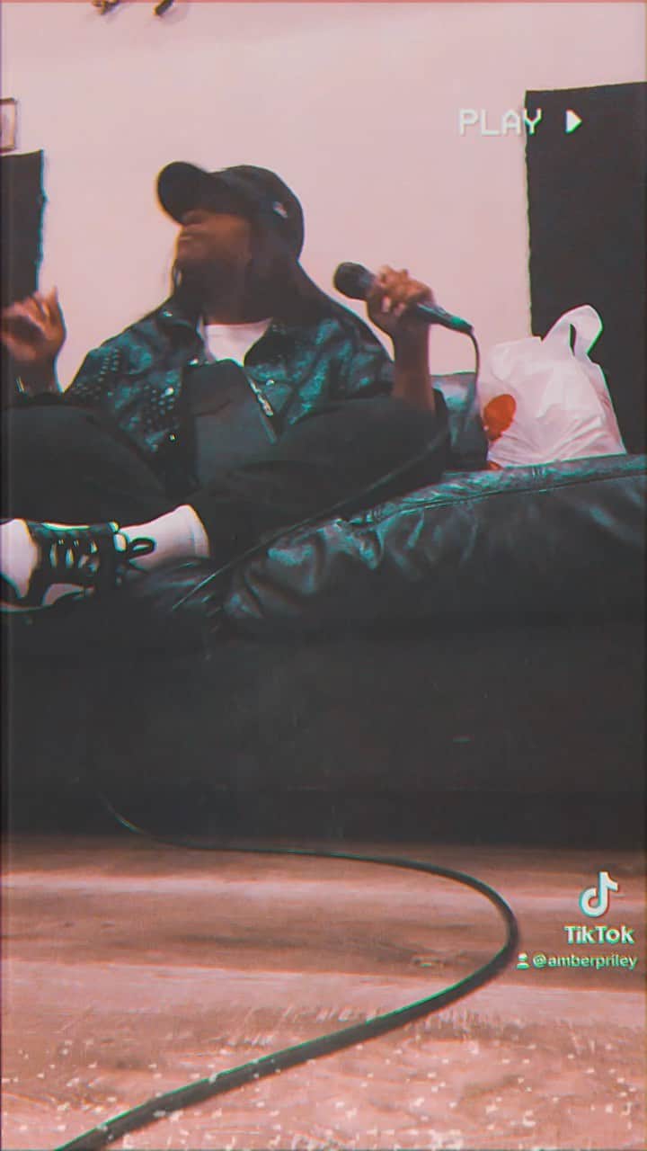 アンバー・ライリーのインスタグラム：「Who added this hard ass song to  my setlist 🫠 anyway, link is in bio, or just go to secretsessionsla.com, tickets are almost sold out, I think VIP and Tables may be sold out too! See y’all there!」