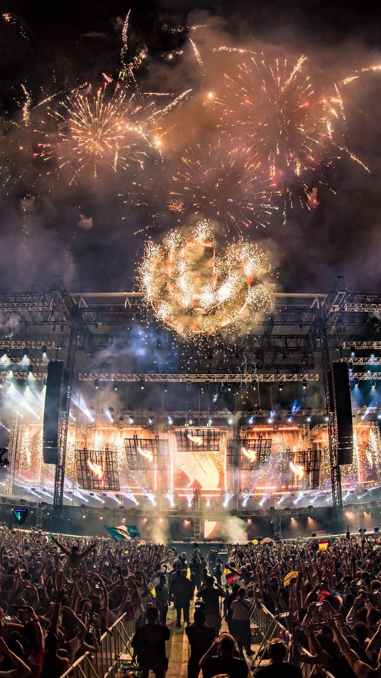 Ultra Music Festivalのインスタグラム：「We’re excited to announce that the City of Miami Commission has unanimously passed a resolution officially making Bayfront Park our home through 2027!   A limited amount of tickets will go on sale Tuesday, May 17 at 11AM ET!」