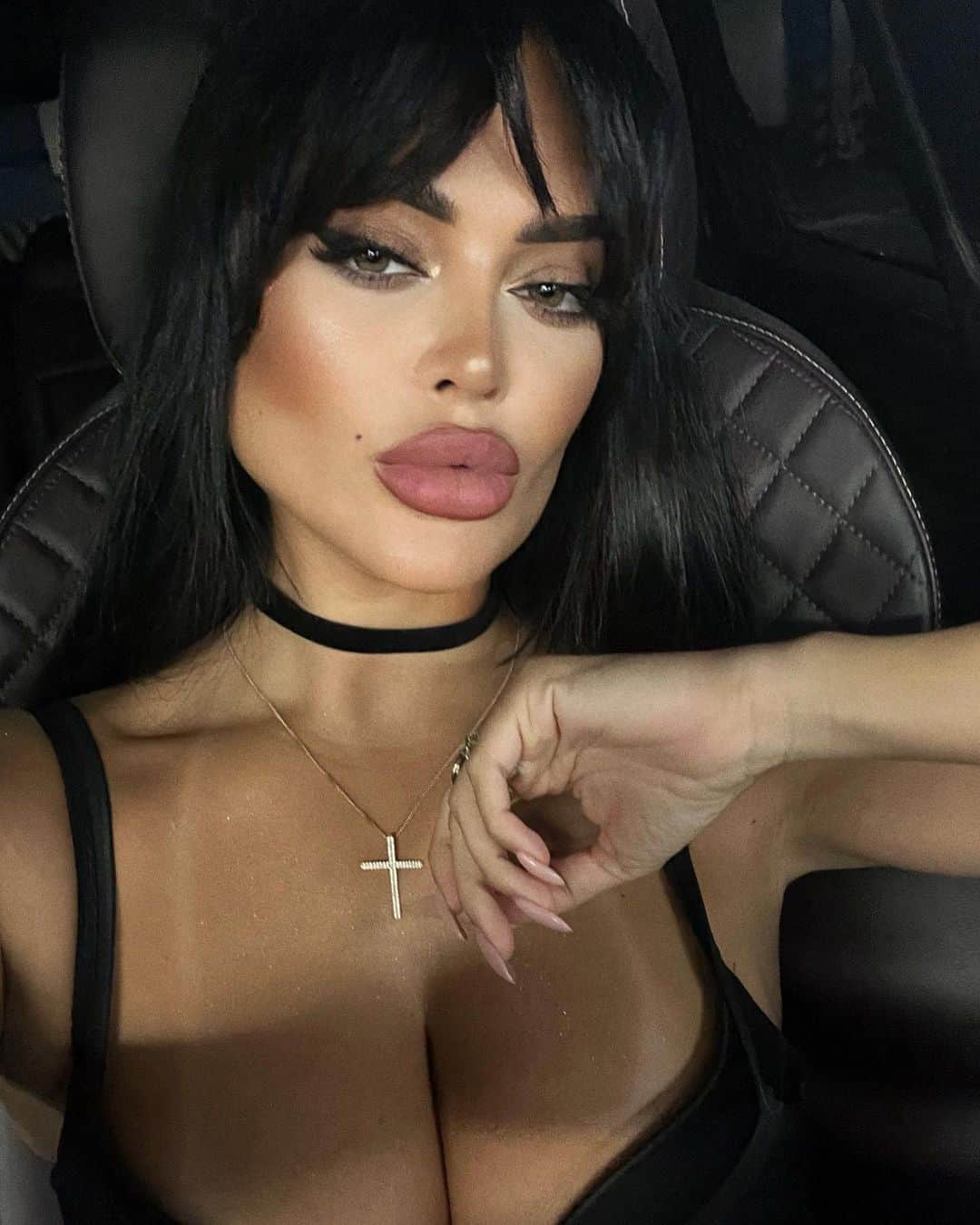 Nita Kuzminaのインスタグラム：「Женское обольщение действует на расстоянии, и дистанция есть элемент ее власти ♠️」