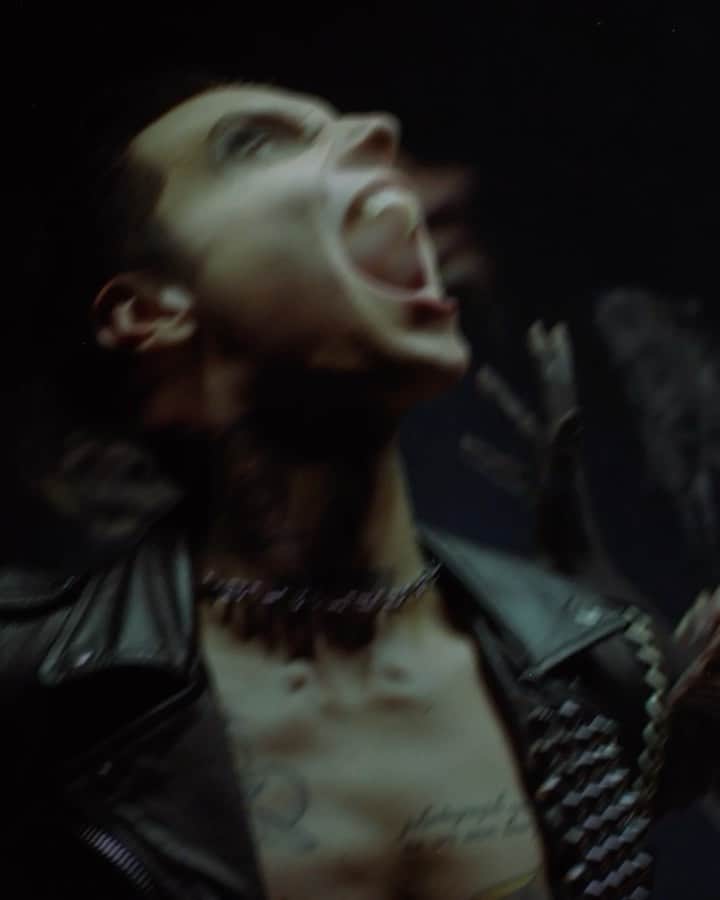 アンディー・ビアーザックのインスタグラム：「“BORN AGAIN” OFFICIAL MUSIC VIDEO OUT NOW! LINK IN BIO! @blackveilbrides #ThePhantomTomorrow」
