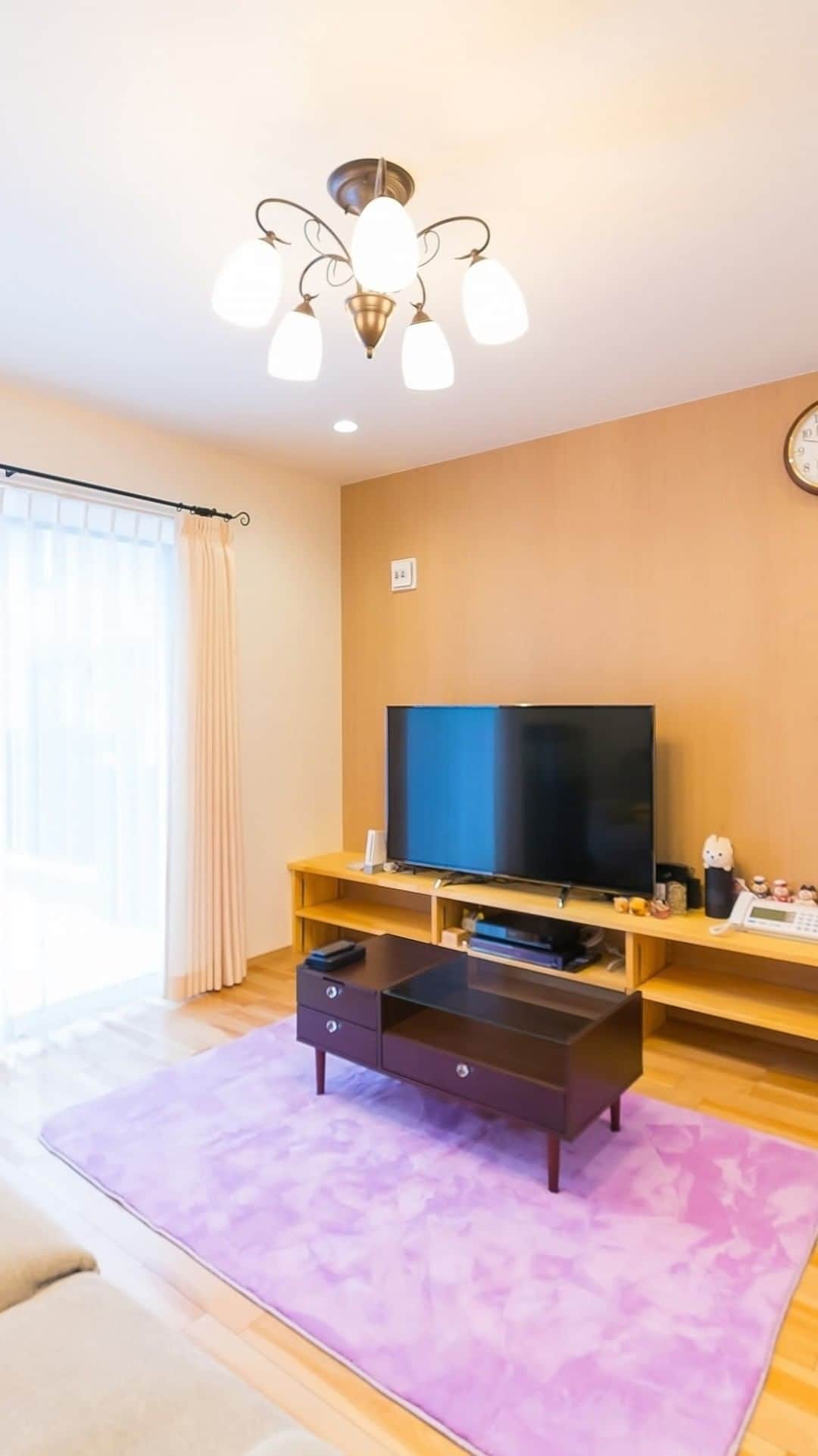 株式会社 創建のインスタグラム：「「創建 住まいの実例集 ご紹介動画」 施工例「オシャレと暮らしやすさにこだわったナチュラルなお家」より  創建が今までに建築させて頂いた実例をスライド動画にしてみました。こちらの家は、当社のHPの「住まいの実例集」からでもご覧いただけます。  HPには、たくさんの施工例を紹介しています。当社のインスタトップページよりHPにリンク出来るのでぜひご覧ください。 @kksoken  #株式会社創建#FPの家#各務原の家#注文住宅#マイホーム#岐阜#各務原#インテリア#間取り#新築#happy#interiordesign#玄関#リフォーム#リノベーション#暮らし#工務店」
