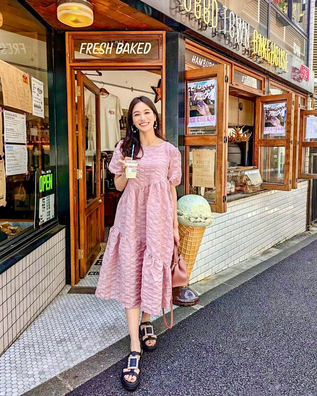 石井里奈さんのインスタグラム写真 - (石井里奈Instagram)「こんにちは💕 代々木上原カフェ巡り☺️🍓 代々木上原って本当に可愛くておしゃれなカフェがたくさん！ @good_town_bakehouse  @nadoya.jp @nadoya.katte  . ノンリサーチで歩いてたけど可愛いカフェたくさんあってたのしかったー🤭🧡タグ付けしてます🙆‍♀️ . dress... @lilirena_  sandals... @rogervivier  bag... @polene_paris  . ピンクコーデ💗 ワンピースのピンクもバッグのピンクも可愛くて大好き☺️ 甘すぎず大人可愛いカラーがツボです🙆‍♀️ . ラスト金曜日頑張っていきましょう😊✨ . #りなまるコーデ #lilirena #ピンクコーデ #pink #pinkfashion #ピンク #rogervivier #ロジェヴィヴィエ #代々木上原 #代々木上原カフェ #カフェスタグラム #カフェ巡り #カフェ #カフェ部 #yoyogipark #代々木公園 #おしゃれカフェ #サンダル #ビジューサンダル #インスタ映えカフェ #カフェ好きな人と繋がりたい #カフェ活 #代々木 #東京カフェ #コーヒー #コーヒー好き #カフェラテ #coffee #東京カフェ #インスタ映えスポット #インスタ映え」5月13日 12時04分 - ri7tin1025