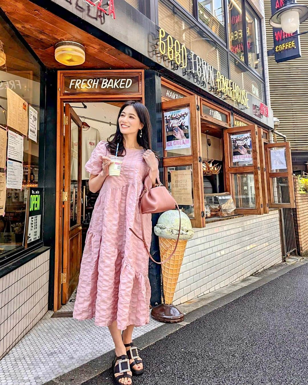 石井里奈さんのインスタグラム写真 - (石井里奈Instagram)「こんにちは💕 代々木上原カフェ巡り☺️🍓 代々木上原って本当に可愛くておしゃれなカフェがたくさん！ @good_town_bakehouse  @nadoya.jp @nadoya.katte  . ノンリサーチで歩いてたけど可愛いカフェたくさんあってたのしかったー🤭🧡タグ付けしてます🙆‍♀️ . dress... @lilirena_  sandals... @rogervivier  bag... @polene_paris  . ピンクコーデ💗 ワンピースのピンクもバッグのピンクも可愛くて大好き☺️ 甘すぎず大人可愛いカラーがツボです🙆‍♀️ . ラスト金曜日頑張っていきましょう😊✨ . #りなまるコーデ #lilirena #ピンクコーデ #pink #pinkfashion #ピンク #rogervivier #ロジェヴィヴィエ #代々木上原 #代々木上原カフェ #カフェスタグラム #カフェ巡り #カフェ #カフェ部 #yoyogipark #代々木公園 #おしゃれカフェ #サンダル #ビジューサンダル #インスタ映えカフェ #カフェ好きな人と繋がりたい #カフェ活 #代々木 #東京カフェ #コーヒー #コーヒー好き #カフェラテ #coffee #東京カフェ #インスタ映えスポット #インスタ映え」5月13日 12時04分 - ri7tin1025