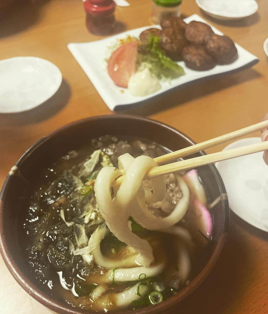 前田真里さんのインスタグラム写真 - (前田真里Instagram)「絶品！太麺のおうどん 召し上がれ〜🤗  #太麺　#肉うどん　#すりみあげ #しょうが　#いわし #かんぼこ #いわさき　#うどんのいわさき #西海市　#国産牛　しっとりした #たまねぎ もよき！　#ランチ　#とろろこんぶ　#ロケ帰り スタッフみんな家族と間違えられた笑 #長崎県　#長崎 #西海市　#大瀬戸町　#ほんのり甘い醤油味 #nagasakilovers #nagasaki #japan #food #yammy #lunch #udon」5月13日 12時43分 - maedamari