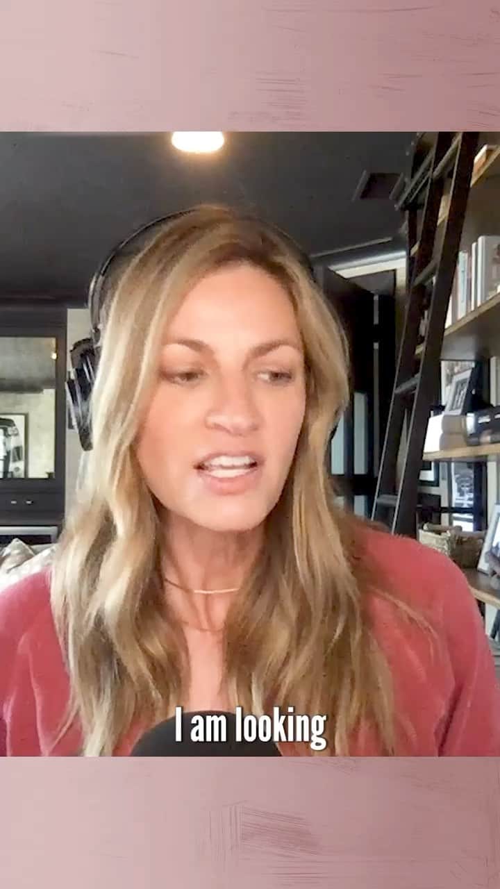 エリン・アンドリューズのインスタグラム：「Yet another @seinfeldtv @curbyourenthusiasm moment….and I couldn’t focus on anything else. CALM DOWN @calmdownpodcast @charissajthompson 🍴 🍝」