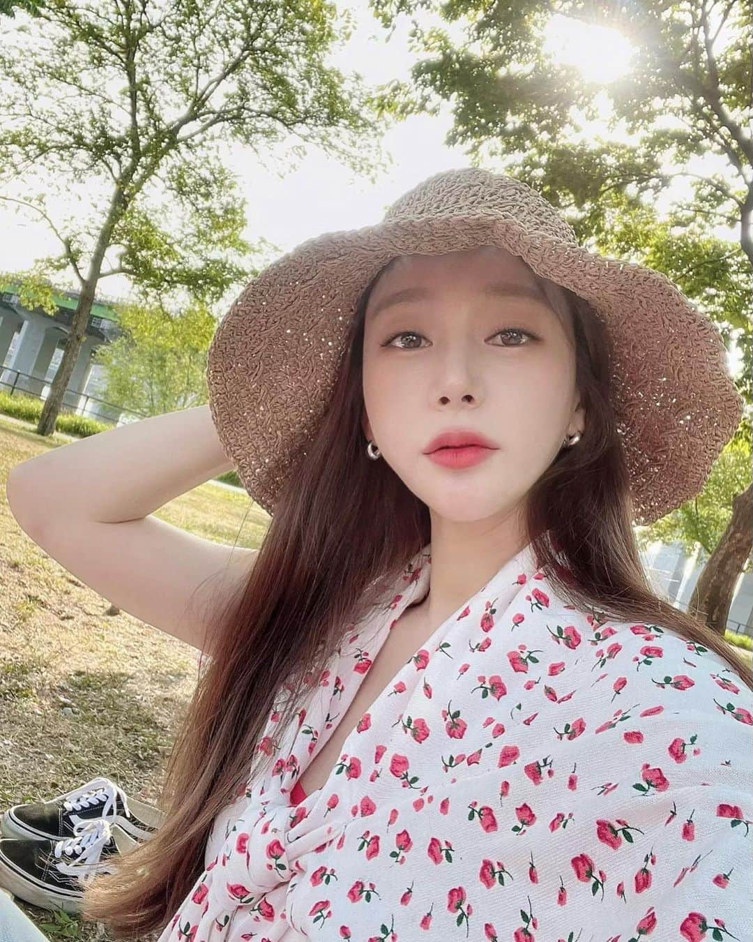 ハン・ジウンのインスタグラム：「🍒👒✨🌷🌿」