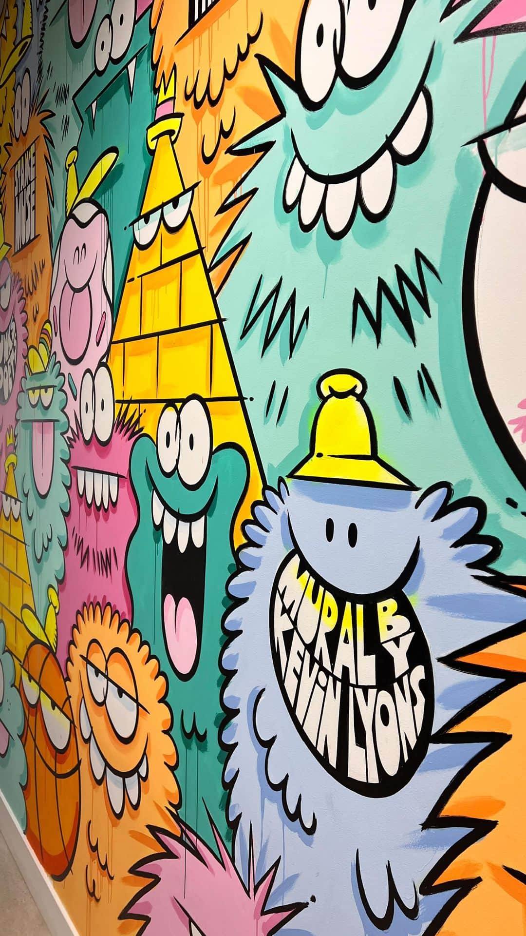 Stanceのインスタグラム：「In case you missed it. 🎨🖼  Rewatch our Stance HQ artwalk tour IG LIVE w/ co-founder Aaron Hennings.  #stancesocks #stitcheddifferent #art #artwalk #officetour #stance #mural」