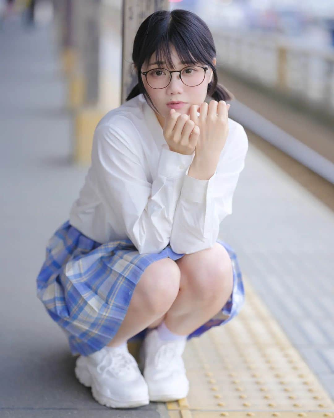 のインスタグラム：「目が合いましたね。👓❤️⁡ ⁡⁡ ⁡⁡ ⁡#こずりん #峰尾こずえ #ポートレートモデル希望 #カメラマンさんと繋がりたい #撮影依頼募集中 #被写体になります #写真で伝えたい私の世界 #写真撮ってる人と繋がりたい #モデルになりたい #ポートレートしま専科 #ポートレートモデル #被写体 #撮影会モデル #関西モデル #モデルさんと繋がりたい #撮影好きな人と繋がりたい #ファインダー越しの私の世界  #関西写真部share」