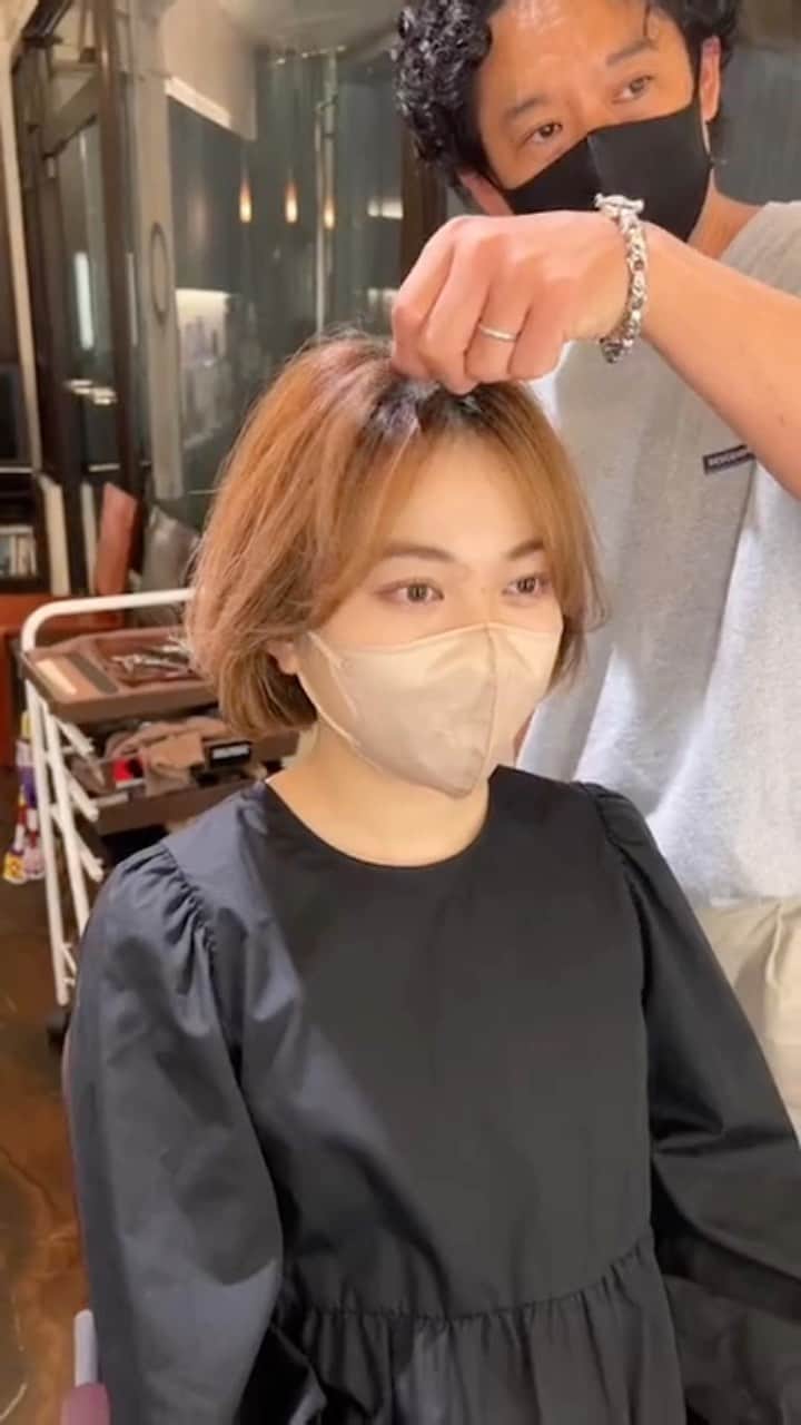 青木大輔のインスタグラム：「昨日のヘアカット動画です。 ネット環境のせいか何度も途切れてしまい失礼しました😭 … カットのポイントは、 ベースはミニボブで前髪をチークラインから動く長さに作ります。 前髪とサイドは繋げないでおくことで、サイドを耳にかけた時に前髪が良いデザインとなります。 ベースのボブの部分はサイド、トップにもレイヤーは入れずに、スライドカットでシルエットを整えます。 シンプルだけど大人可愛いスタイルです。 … スタイリングはストレートアイロンが使いやすいです。 ストンとしたぱつんボブでも良いし、今回の仕上げのように、毛先にしっかりワンカールもすごく良いと思います。 ワンカールの場合はセンターパートだけでなく、サイドからかき上げもアリですね！ … ファッションやその日の気分で楽しんで下さい！ … #tiechel #tiechelstyle #青木ダイスケ #アオキカット #カット動画」