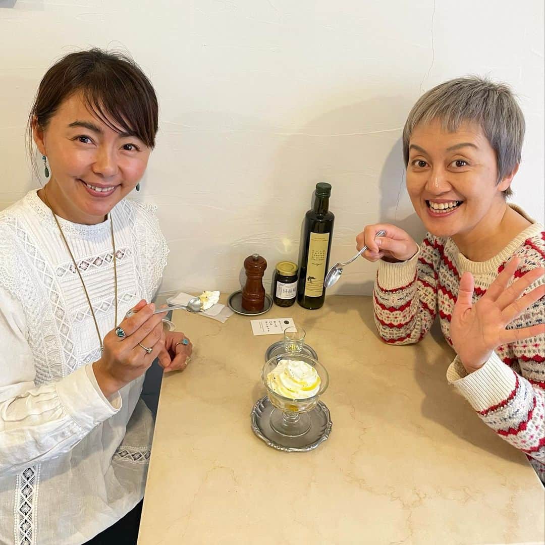 のインスタグラム：「宮崎の思い出写真📷  宮崎を思いっきり大満喫アテンドしてくれる伊織さん　@biobar_iori  そんな大好きな伊織さんのBioワインセレクトたちが飲める、Bioバルマーケット🍷ここは、ワインも飲めるし、ソフトクリーム🍦もめちゃ美味🤤ソフトにオリーブオイルをたっぷりかけて、胡椒もかけちゃう💛大人のソフトクリームなのだ🍦宮崎行ったら、伊織さんに会いに行ってねーー🤩りっちゃんのインスタ見たって言ったら、とびっきりの笑顔とLOVEで迎えてくれるよ🌈🌴🌞✨🍦🍷  #宮崎の思い出写真 #宮崎 #bioバルマーケット  #生パフェとワイン  #午後3時のシャンパーニュ  #3つのサ道  #サーフィン酒サウナ」