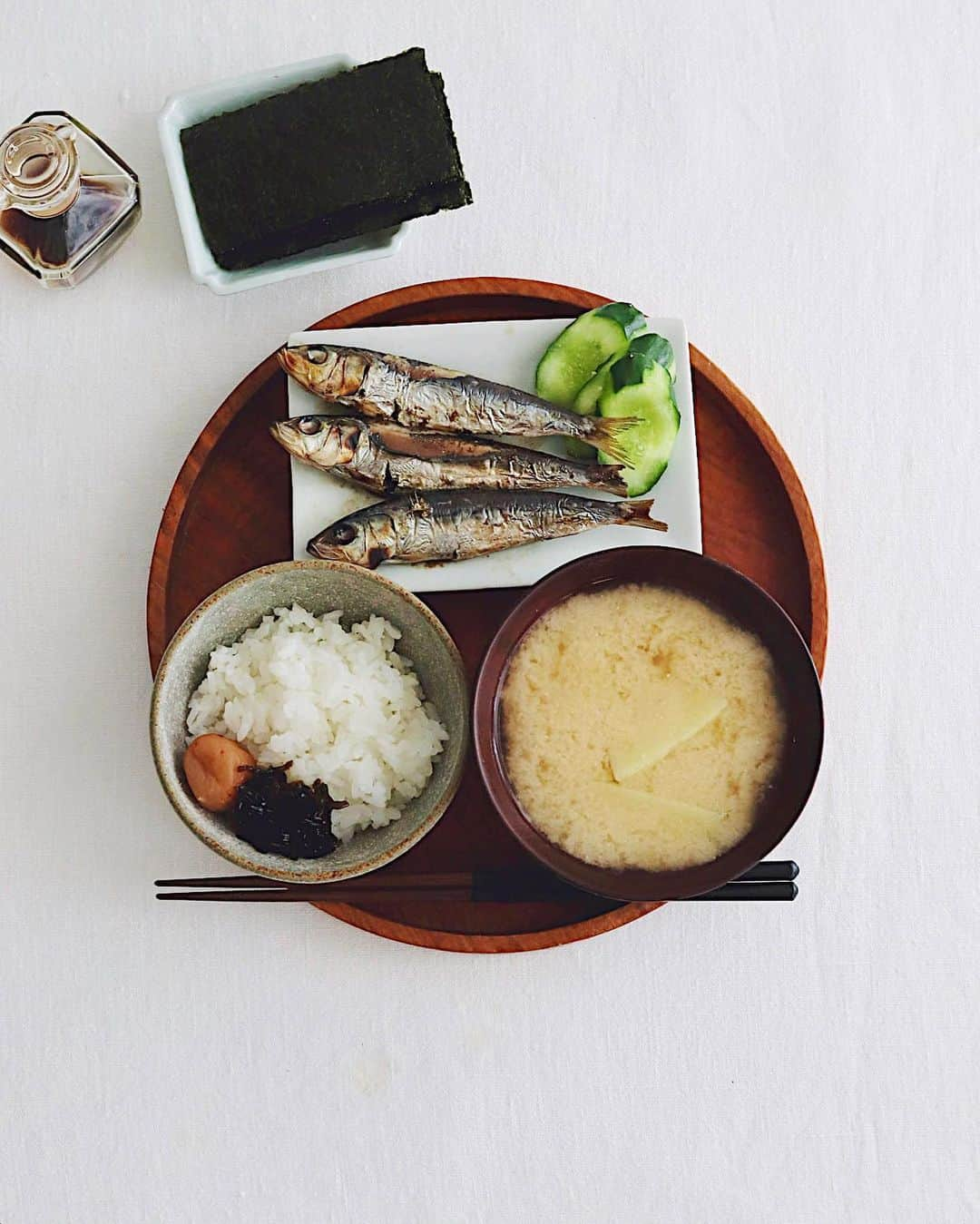 樋口正樹のインスタグラム：「Today's breakfast . 今朝は炊き立てご飯に 小田原で買っためざし、 キュウリの浅漬け、梅、 昆布、森傳の焼き海苔、 じゃがいものお味噌汁。 . 最近、具材の少なめの ネギもいれない質素な 味噌汁にはまりまして、 スーっと整う感じが◎。 ちなみに出汁はいりこ、 今月はタケヤ味噌使用。 . . . #朝食 #朝ごはん #めざし #じゃがいもの味噌汁 #おはようございます #タケヤ味噌#japanesebreakfast #breakfast」