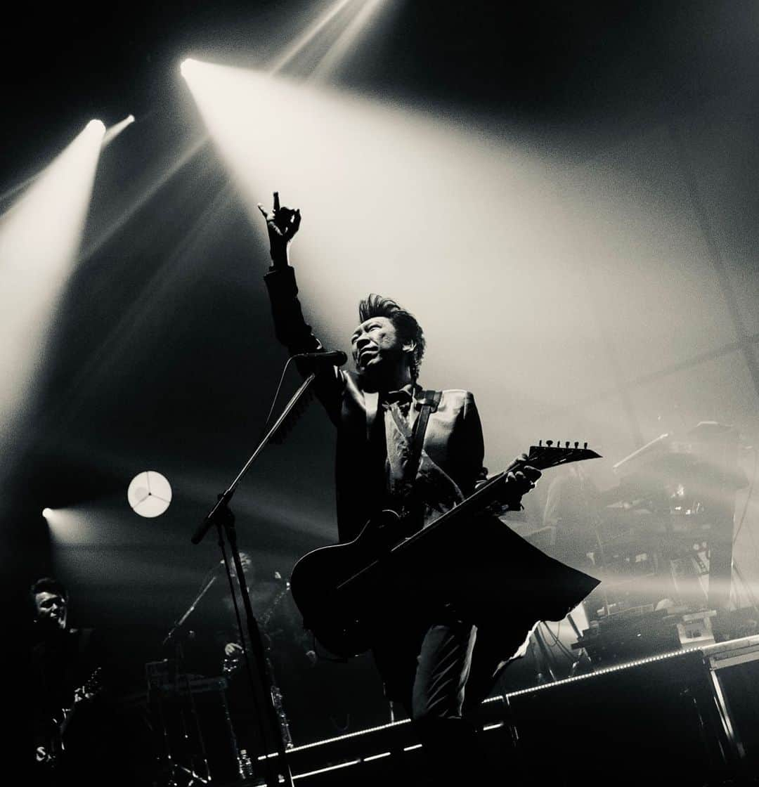 布袋寅泰さんのインスタグラム写真 - (布袋寅泰Instagram)「「HOTEI the LIVE 2022 “Still Dreamin’ Tour”」 山口公演、広島公演 当日券販売のお知らせ  5月14日(土)山口・周南市文化会館、5月15日(日)広島・上野学園ホールでの公演にて当日券の販売が決定いたしました。 各会場ともに開場時間の30分前より会場の当日券売場にて販売を行います。 皆様のご来場お待ちしております。  「HOTEI the LIVE 2022 “Still Dreamin’ Tour”」 当日券料金：全席指定10,000円(税込)  5月14日(土) 山口・周南市文化会館  開場 16:00 / 開演 17:00 / 当日券販売開始 15:30  5月15日(日) 広島・上野学園ホール 開場 16:00 / 開演 17:00 / 当日券販売開始 15:30  ※3歳未満入場不可(3歳以上有料) ※お子様の会場における安全責任は、同行保護者に負っていただきます。 ※本公演は、政府・自治体のガイドラインに従って会場とも協議の上、適切な感染防止対策を行い開催いたします。 ※公演日の１週間前から検温などの体調管理をお願いします。 ※公演当日に会場で体調管理アンケートへの回答が必要となります。  写真　山本倫子  #布袋寅泰 #stilldreamintour #周南市文化会館 #上野学園ホール #みんなに会えるの楽しみにしているよ」5月13日 8時34分 - hotei_official