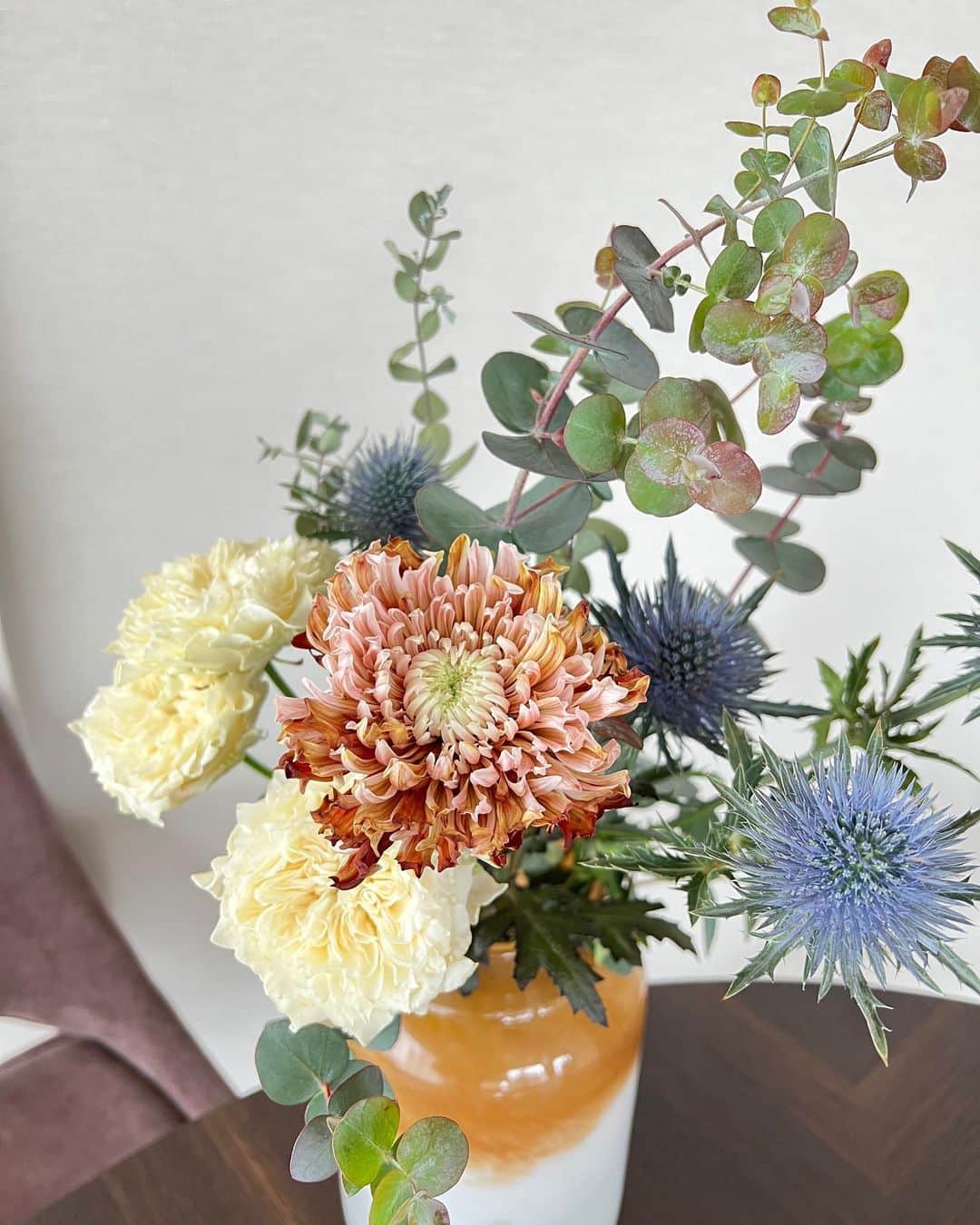 のインスタグラム：「最近の趣味はお花屋さんに行くこと🌼🌼 気分が上がる🌈  お花屋さんにはいって ビビッと運命的な子を見つけるのが たのしくてしかたない。  長持ちしてね🫶🏻」