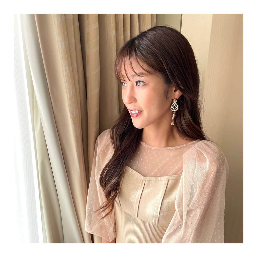 岡副麻希さんのインスタグラム写真 - (岡副麻希Instagram)「. ピンクゴールドが好きです🪞✨  PRの高松さんとは同郷なんです。 うれしいうれしいつながり♡ ちなみに富田林市の花は、ツツジ よく蜜を吸っていました😙  色によって花言葉が違うそうで  赤のツツジは恋の喜び。白のツツジは初恋だそう。 かわいいなあ🤭💗  #follifollie  #富田林#ツツジ#花言葉」5月13日 10時04分 - maki_okazoe_official