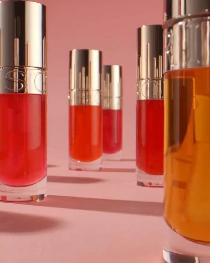 Clarins Méxicoのインスタグラム：「MOOD: Enamorada de los NUEVOS Lip Comfort Oil. 💄 Ahora con en un estuche más elegante y estilizado nuestro aceite de labios con color mejora su fórmula para darle a tus labios mayor nutrición, brillo y suavidad. ✨ El toque de color hará que luzcas súper natural en cualquier momento del día. Descubre sus 8 increíbles colores.  . . . . #lipoil #nuevo #lanzamiento #lipoil #gloss #Glossylips #lips #beauty #lips #makeuptutorial #lipstick #makeuplover #makeupaddict #skincare #style #cosmetics #makeup #maquillaje #instamakeup #aceite」