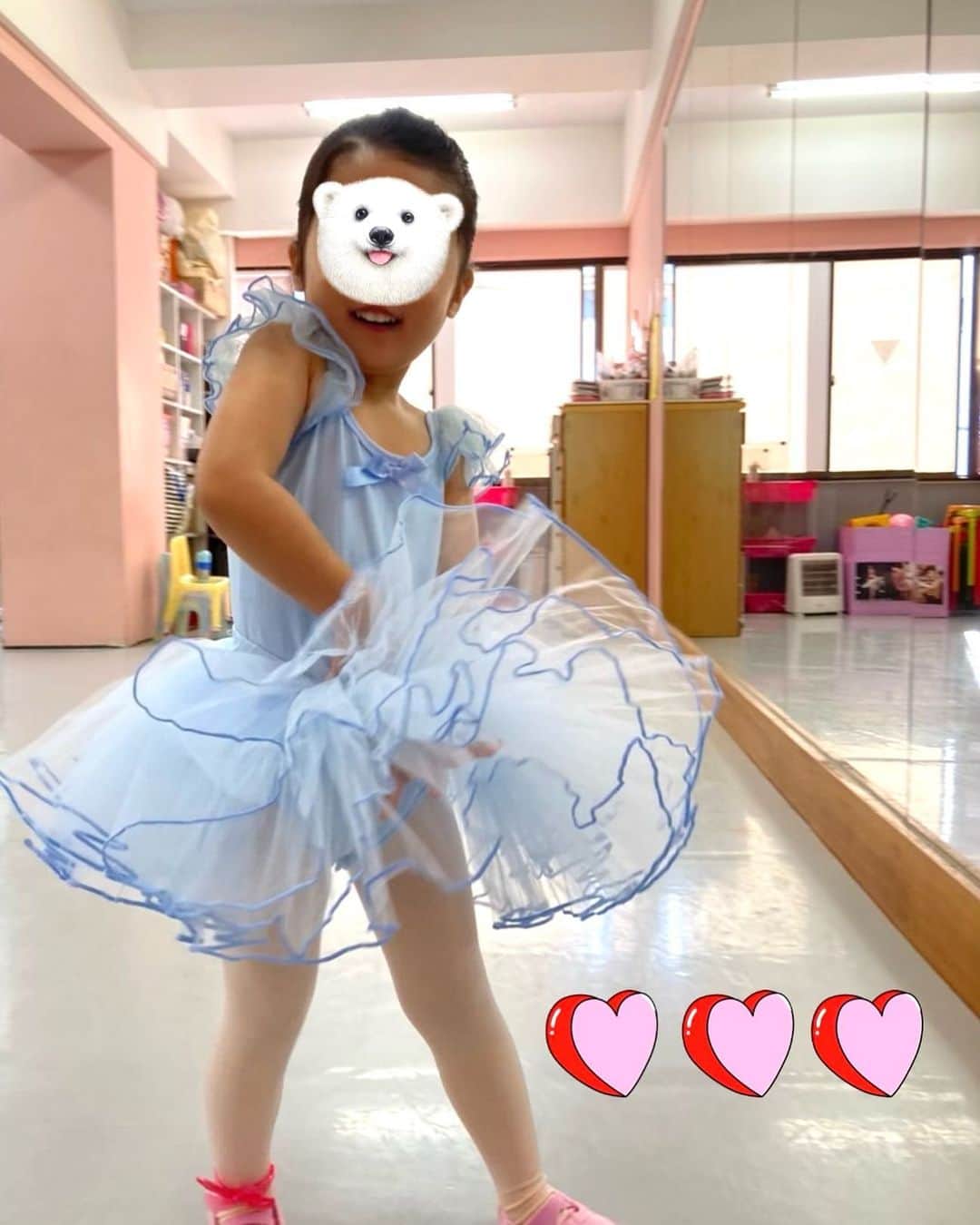 室照美のインスタグラム：「保育園帰りの習い事🩰 ちょっとマリリンモンロー風⁈ に撮れたみたい❤︎ バレエレッスンの曜日が楽しみで仕方ないコムロです！レオタードのカラーも自分で即決でした。 柔軟性をキープして背筋ピーンと姿勢良く成長してくれますように✨ #バレエ #キッズバレエ #3歳習い事 #シニオンヘア」