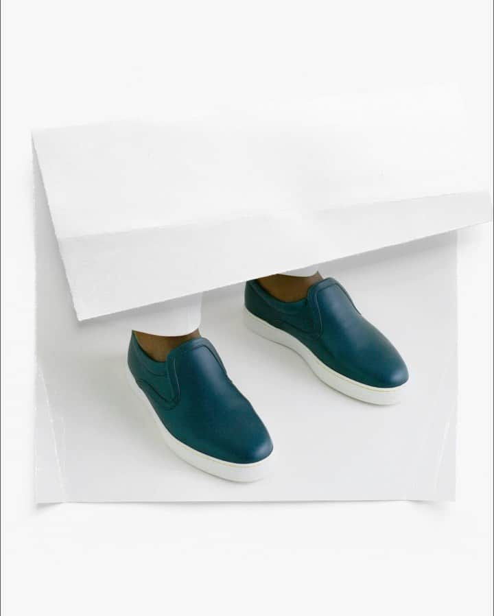 ジョンロブのインスタグラム：「Easy-wearing and versatile, the new slip-on trainer Breeze lightens up the season, its hidden elastic under the tongue is reinforced for maximum comfort and grip. .  #johlobb  @martincole.de  @julienthomashamon」
