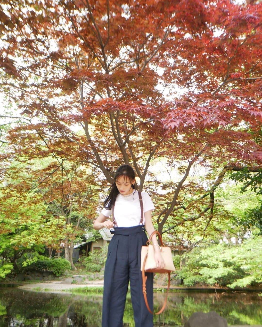 大政絢のインスタグラム：「#今日の絢服  T-shirt @whimgazette_official  pants @whimgazette_official  bag @louisvuitton  pumps @amerivintage  accessory @bijou_de_m   去年お気に入りでたくさん着ていた京子さんのコラボ服。今年も発売すると聞き即ポチッとしました☺️やはり形が綺麗✨  髪が伸びてきたのでカチューシャやクリップが最近は手放せません🌿 @alexandredeparis_japan」