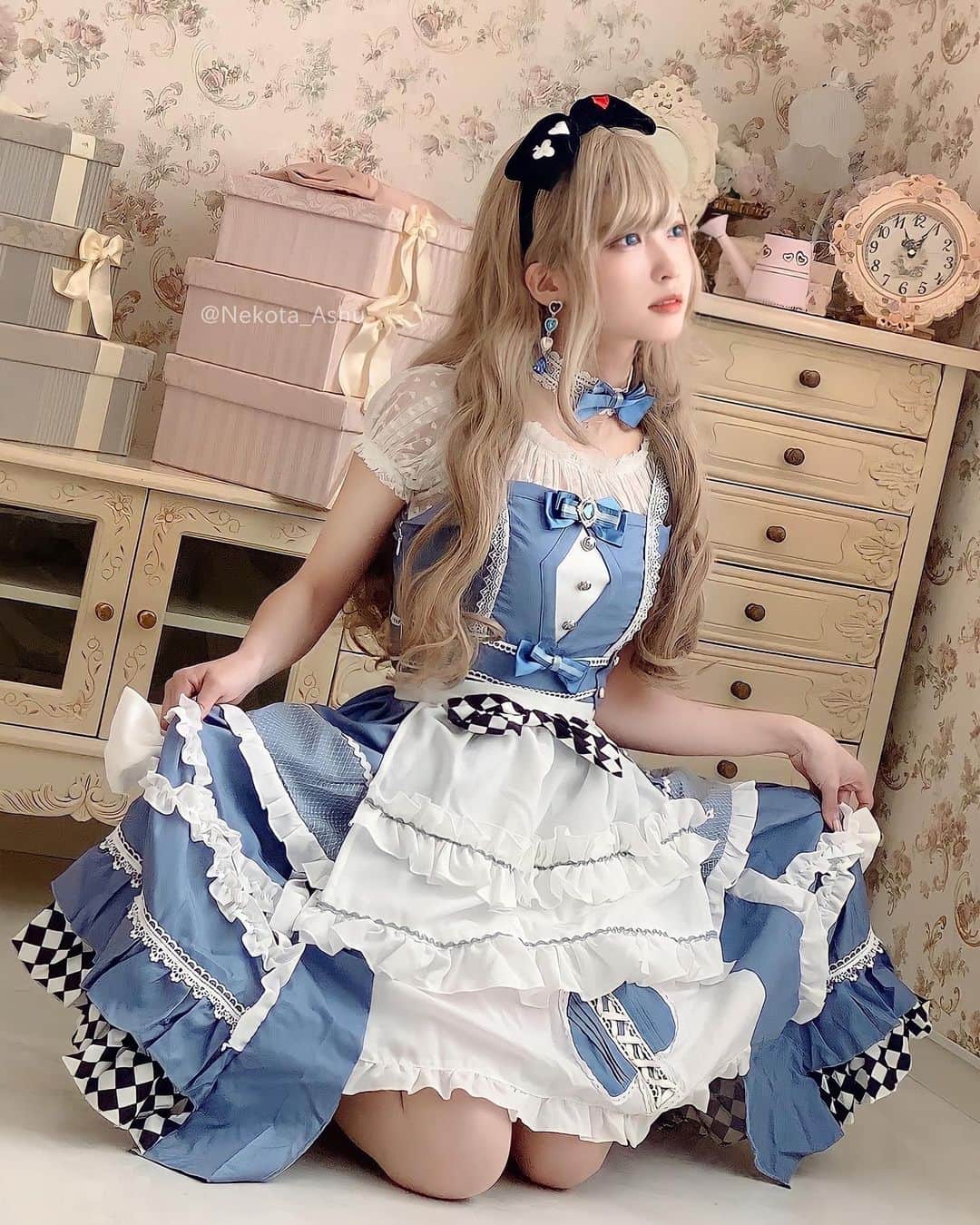 猫田あしゅのインスタグラム：「𝐀𝐋𝐈𝐂𝐄 𝐈𝐍 𝐖𝐎𝐍𝐃𝐄Я𝐋𝐀𝐍𝐃 🐇🕰  . #aliceinwonderland #alice #cosplay #cosplayer #cosplaygirl #cosplayphoto #アリス・イン・ワンダーランド #アリス #コスプレ #コスプレイヤー #コスプレ #コスプレ女子 #コスプレイヤー自画撮り部 #不思議の国のアリス #selfie #make #makeup #lip #accessories #lolita #lolitafashion #lolitadress #lolitagirl #sweetlolita #cosme #influencer #watch #eyemake #童話 #kawaii #cute」