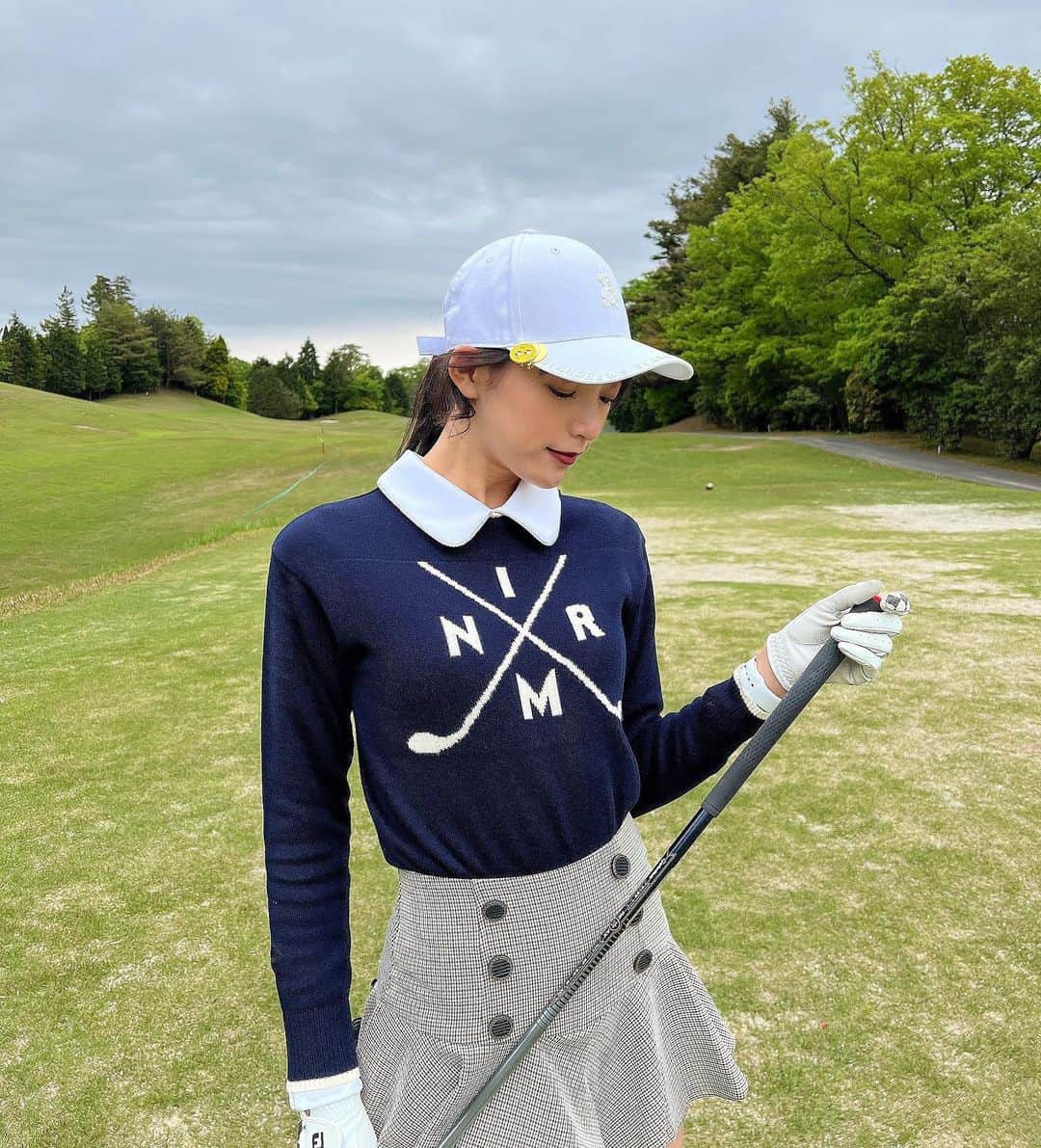 秋山未有さんのインスタグラム写真 - (秋山未有Instagram)「@irishman.jp 💙🏌🏻‍♀️  先日のラウンドは雨で寒かった〜 #irishman のセーター大活躍！！ 薄手で細身だから動きやすかった🥰 （Ｓサイズ着用してます💭）  #ゴルフ #ゴルフ初心者 #ゴルフ初心者女子 #ゴルフ初心者🔰 #ゴルフウェア #ゴルフコーデ #ゴルフ女子 #ゴルフ女子コーデ #ゴルフ好きな人と繋がりたい #ゴルフスイング #ゴルフウェアレディース #ゴルフバカ #ゴルフ場 #ゴルフ練習 #ゴルフスイング動画 #ゴルフスウィング #春ゴルフ #夏ゴルフ #雨ゴルフ」5月13日 20時56分 - miyu_akiyama