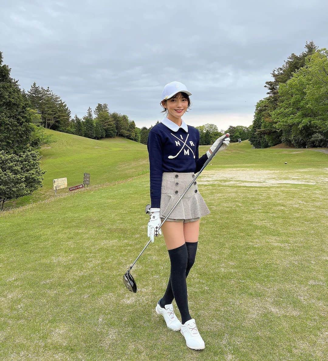 秋山未有のインスタグラム：「@irishman.jp 💙🏌🏻‍♀️  先日のラウンドは雨で寒かった〜 #irishman のセーター大活躍！！ 薄手で細身だから動きやすかった🥰 （Ｓサイズ着用してます💭）  #ゴルフ #ゴルフ初心者 #ゴルフ初心者女子 #ゴルフ初心者🔰 #ゴルフウェア #ゴルフコーデ #ゴルフ女子 #ゴルフ女子コーデ #ゴルフ好きな人と繋がりたい #ゴルフスイング #ゴルフウェアレディース #ゴルフバカ #ゴルフ場 #ゴルフ練習 #ゴルフスイング動画 #ゴルフスウィング #春ゴルフ #夏ゴルフ #雨ゴルフ」