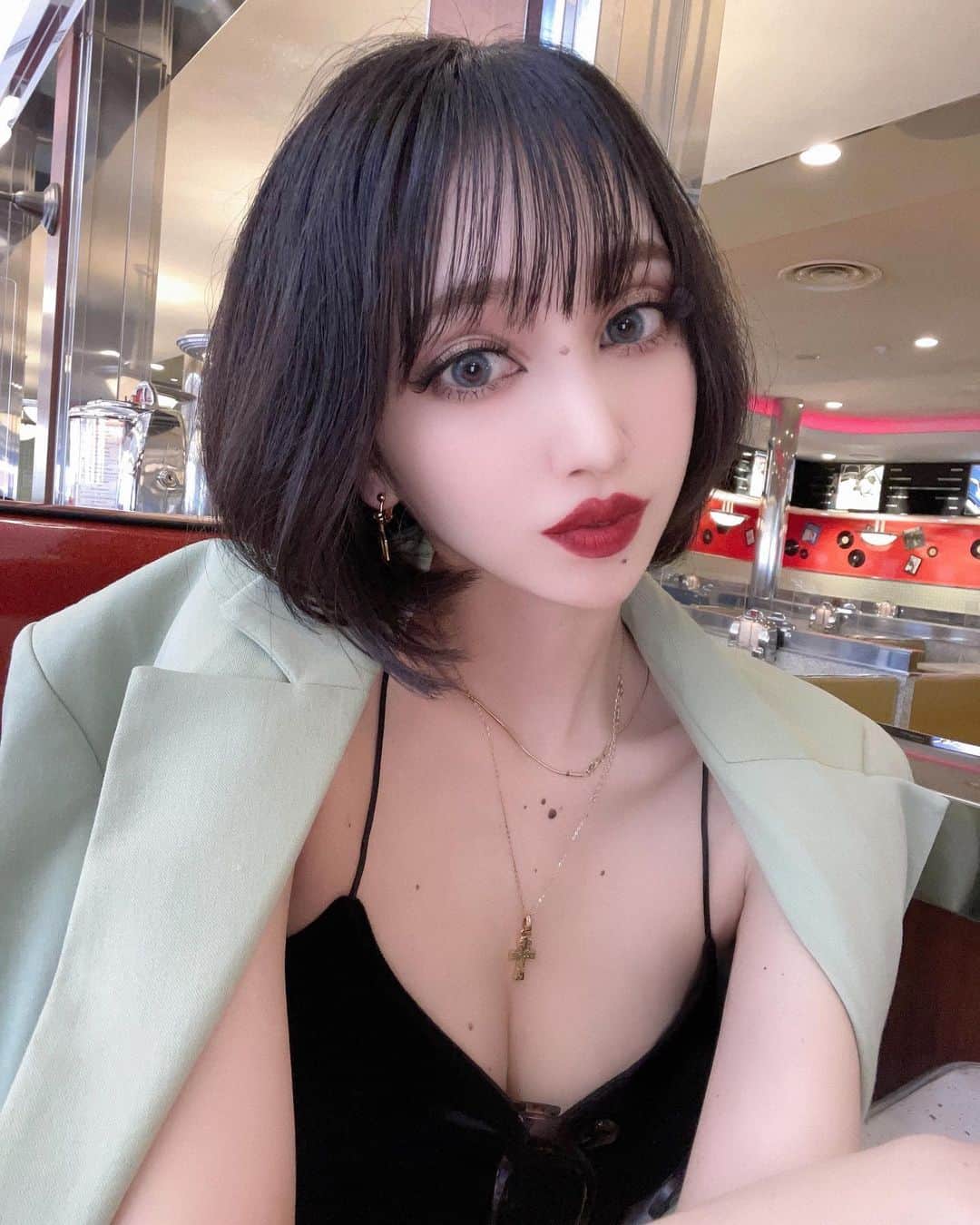 okamotosayaka のインスタグラム：「🐈‍⬛🖤 . . . . . . . . . .  #usj#universalstudiosjapan#bobhaircut#bobhair#makeup#hairstyle#fashion#ootd#usjコーデ#ユニバ#ユニバーサルスタジオジャパン#ファッション#ジャケット#ボブ#ボブヘア#ショートボブ#ミニボブ#黒髪ボブ#黒髪#ユニバコーデ#キャミ」